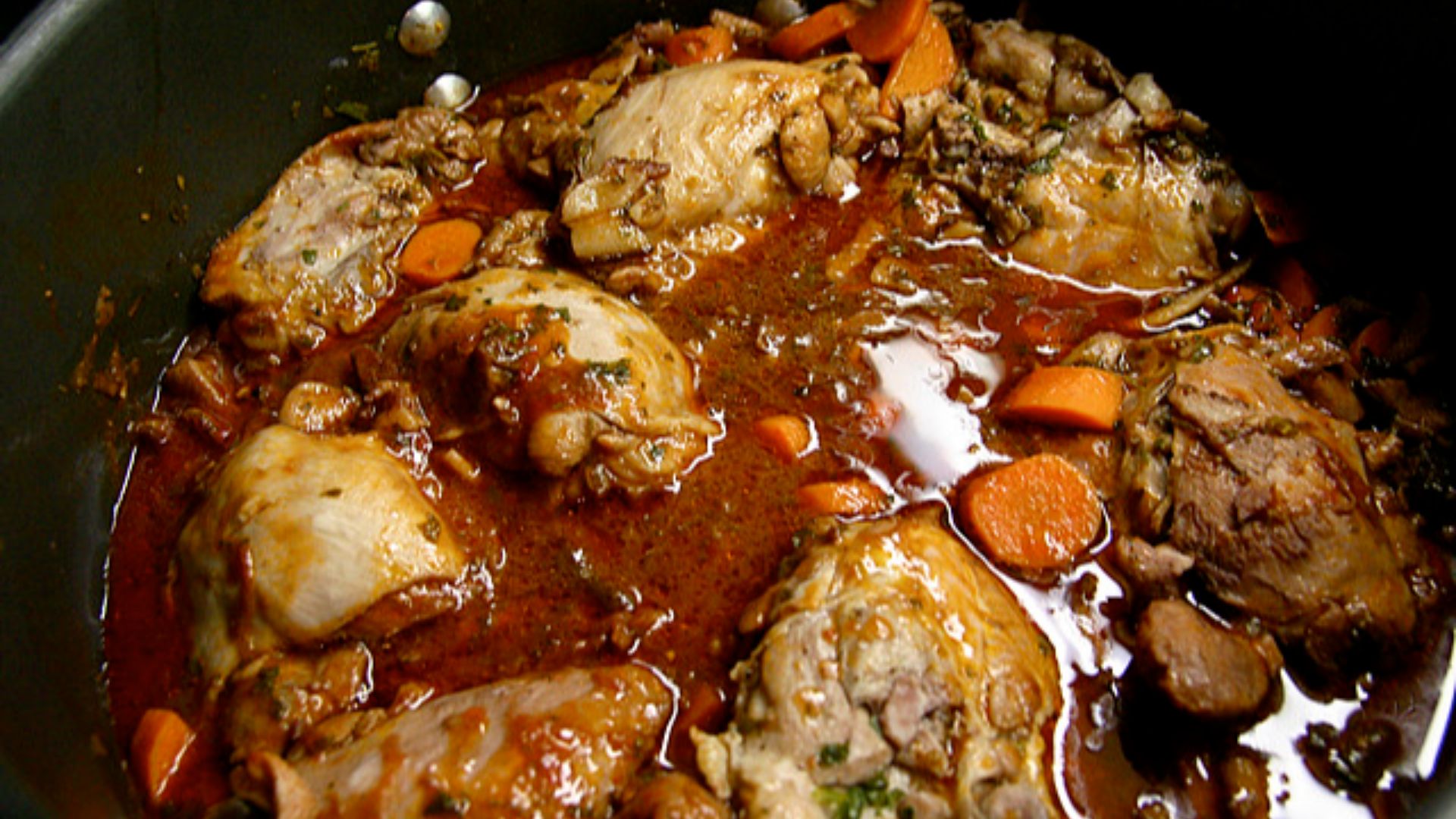 File:Coq au vin rouge.jpg