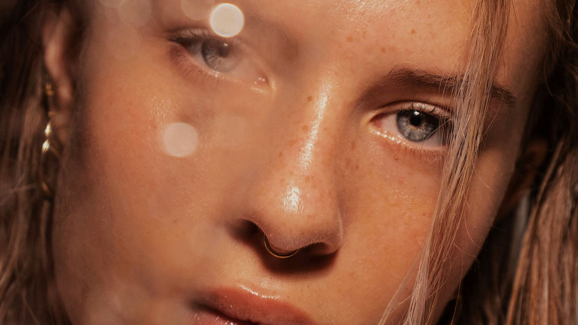 woman with brown hair and brown eyes