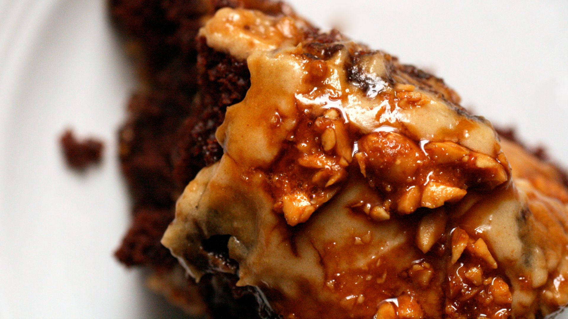 File:Chocolate Cake with Milk Chocolate-Peanut Butter Frosting and Peanut Butter Brittle.jpg