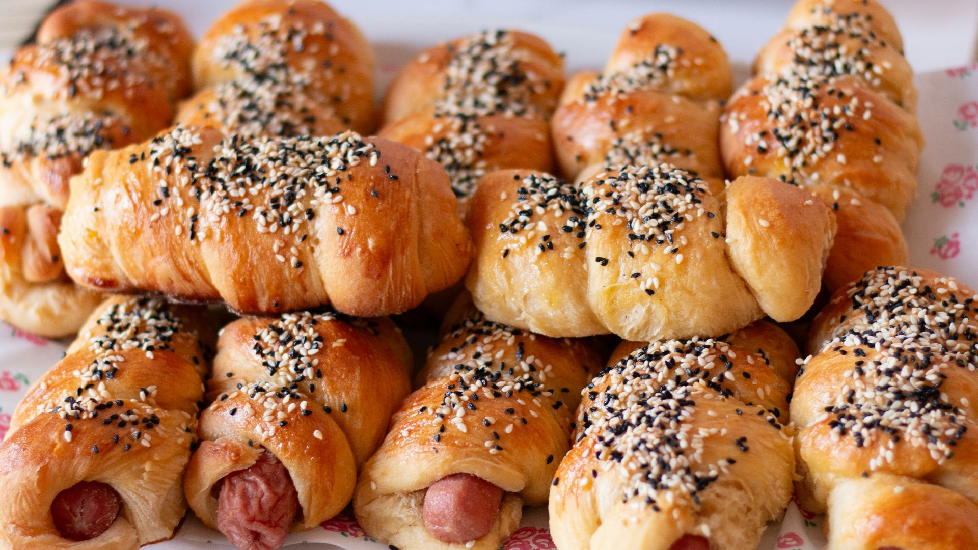 Delicious hot dogs in freshly baked rolls.
