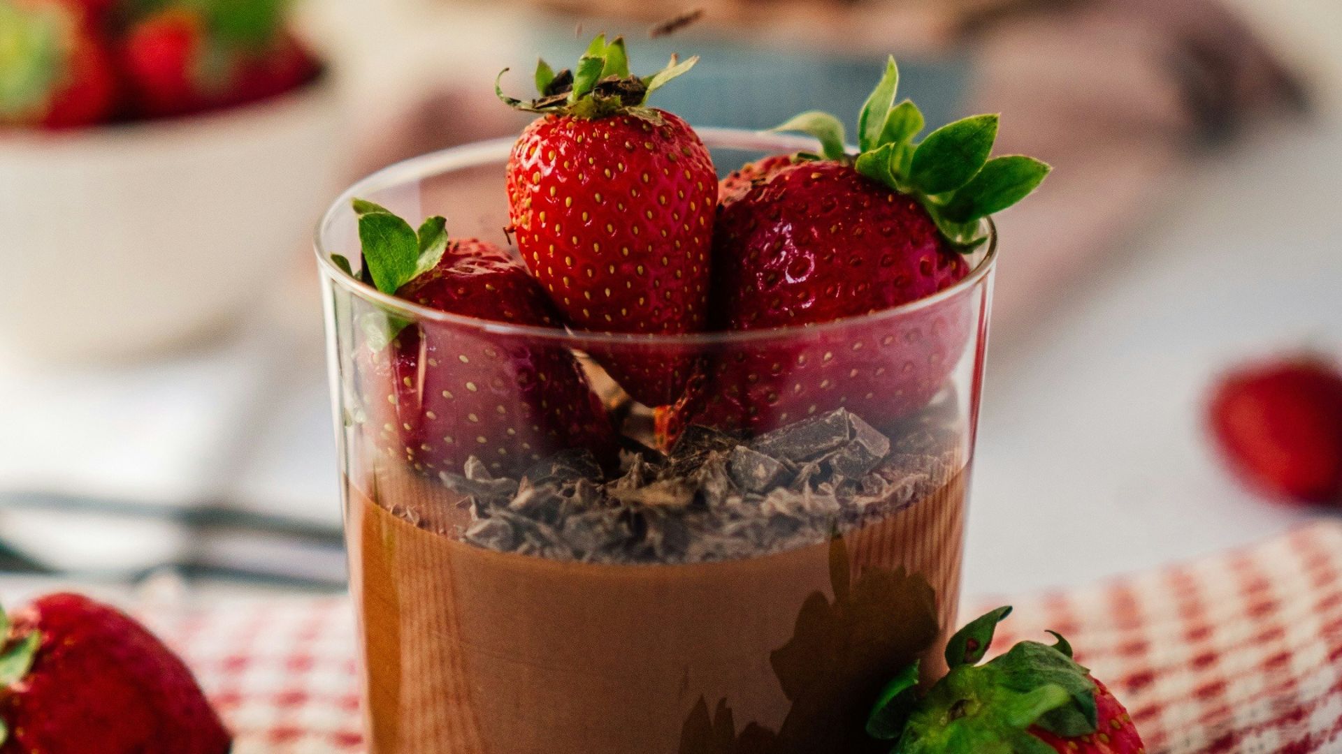 strawberry juice in clear drinking glass