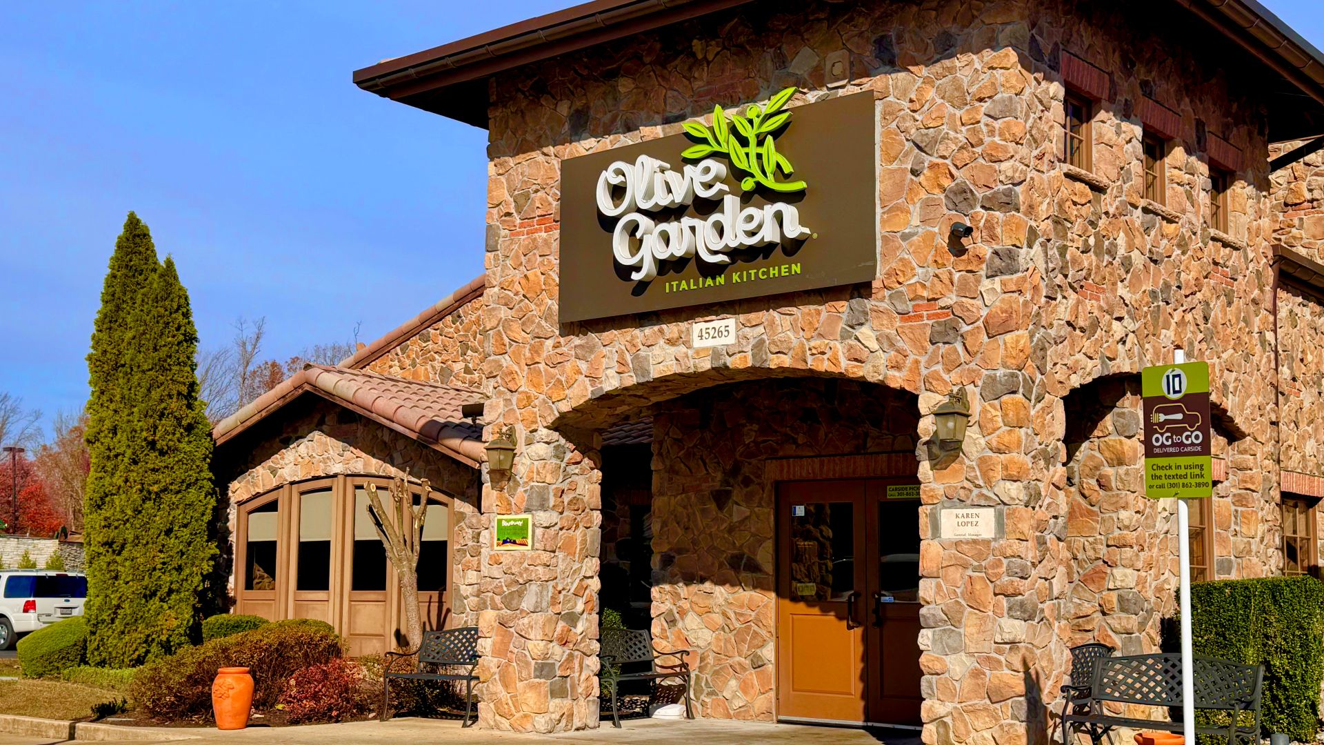 File:An Olive Garden restaurant in California, Maryland.jpg