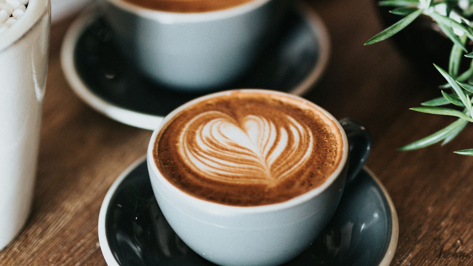 shallow focus photography of coffee late in mug on table