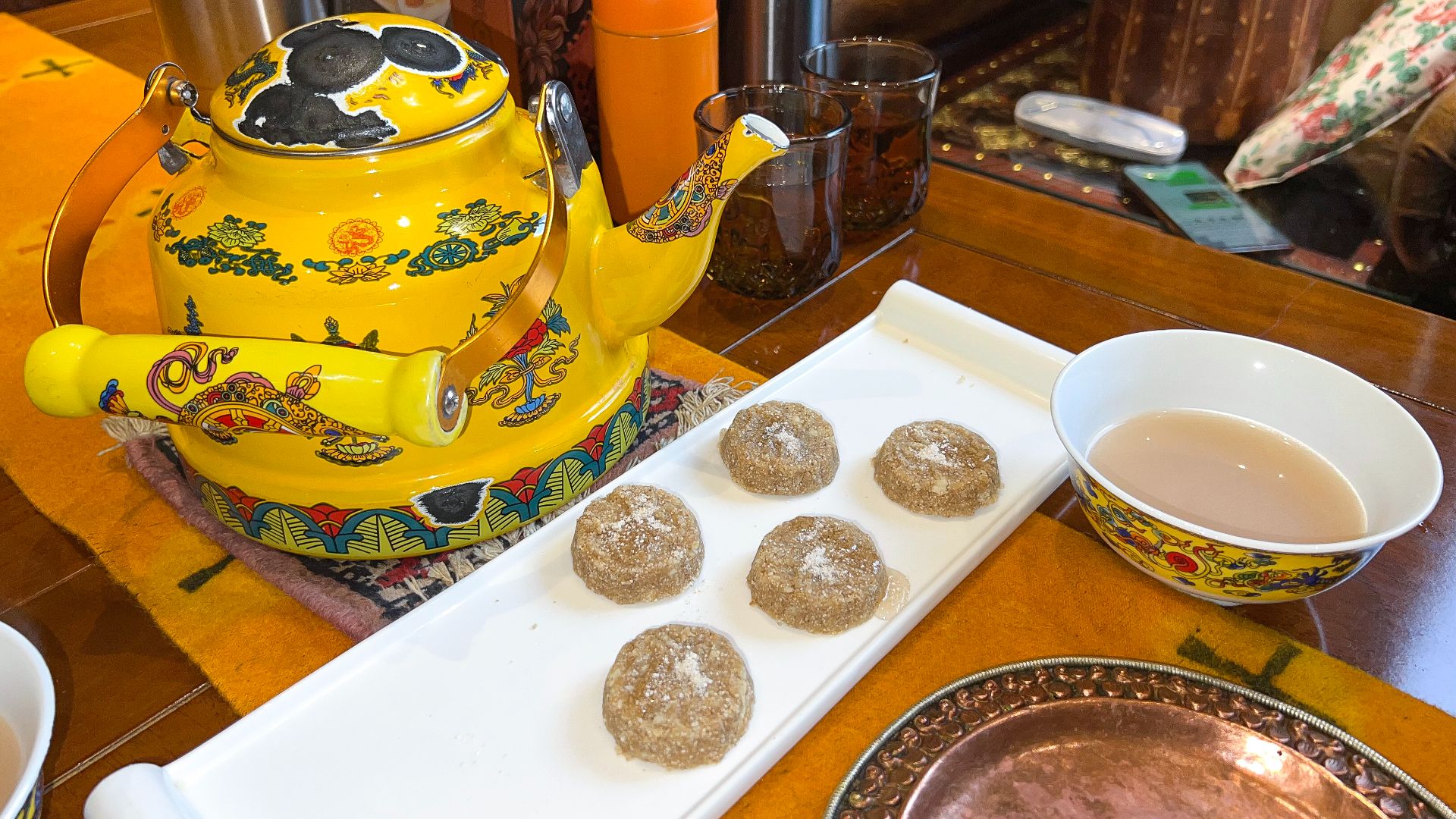 File:Tsampa cakes and butter tea at Makye Ame Restaurant, Xining (20230925150025).jpg