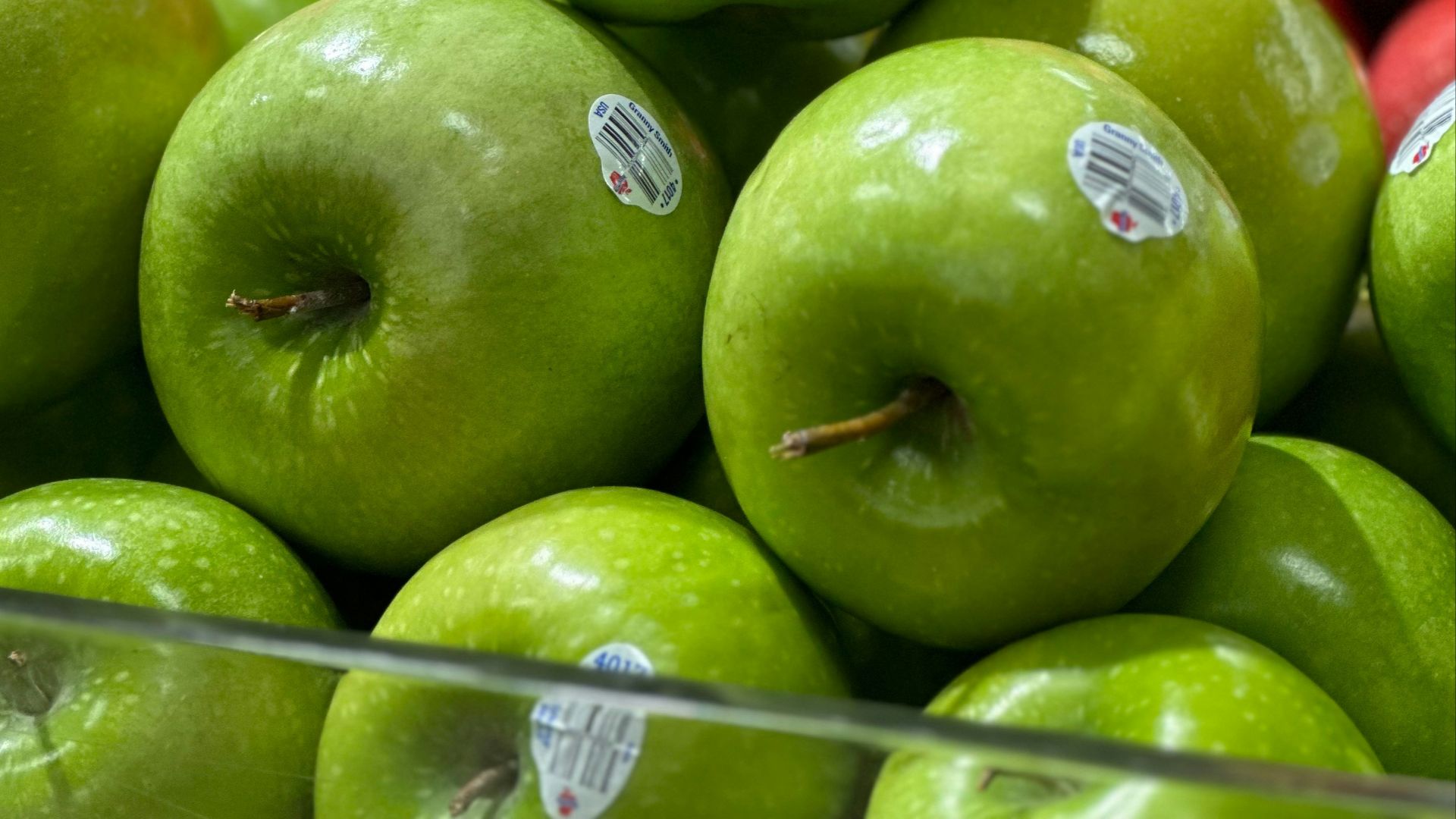 a pile of green apples sitting on top of each other