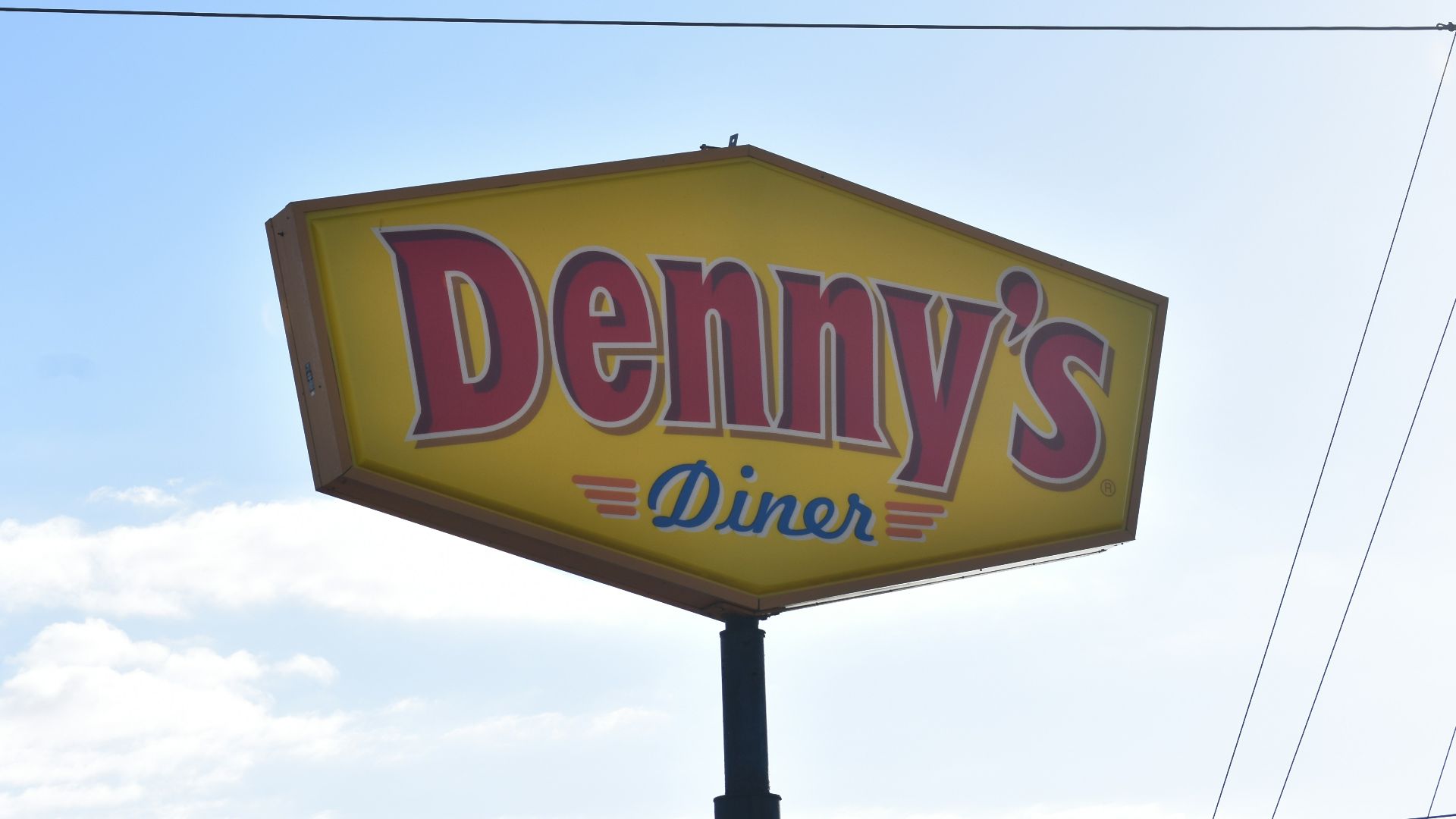 a sign for a restaurant called denny's diner