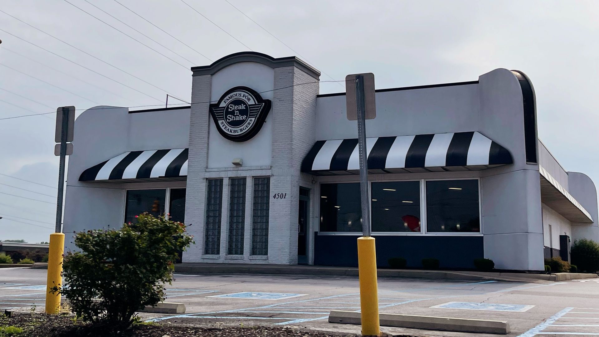 File:Steak 'n Shake - June 2022 - Sarah Stierch.jpg