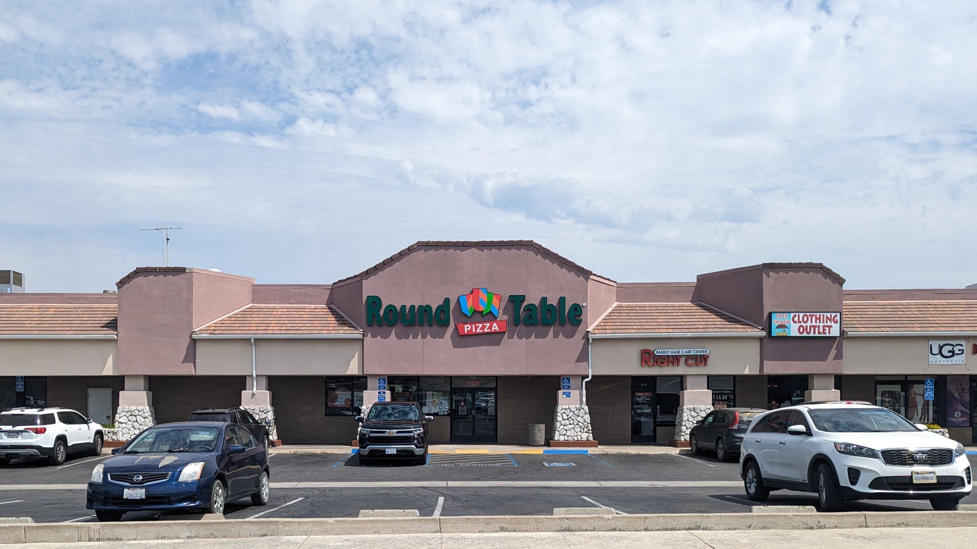 File:Round Table Pizza front Oakhurst CA 2023-07-17 14-54-08.jpg