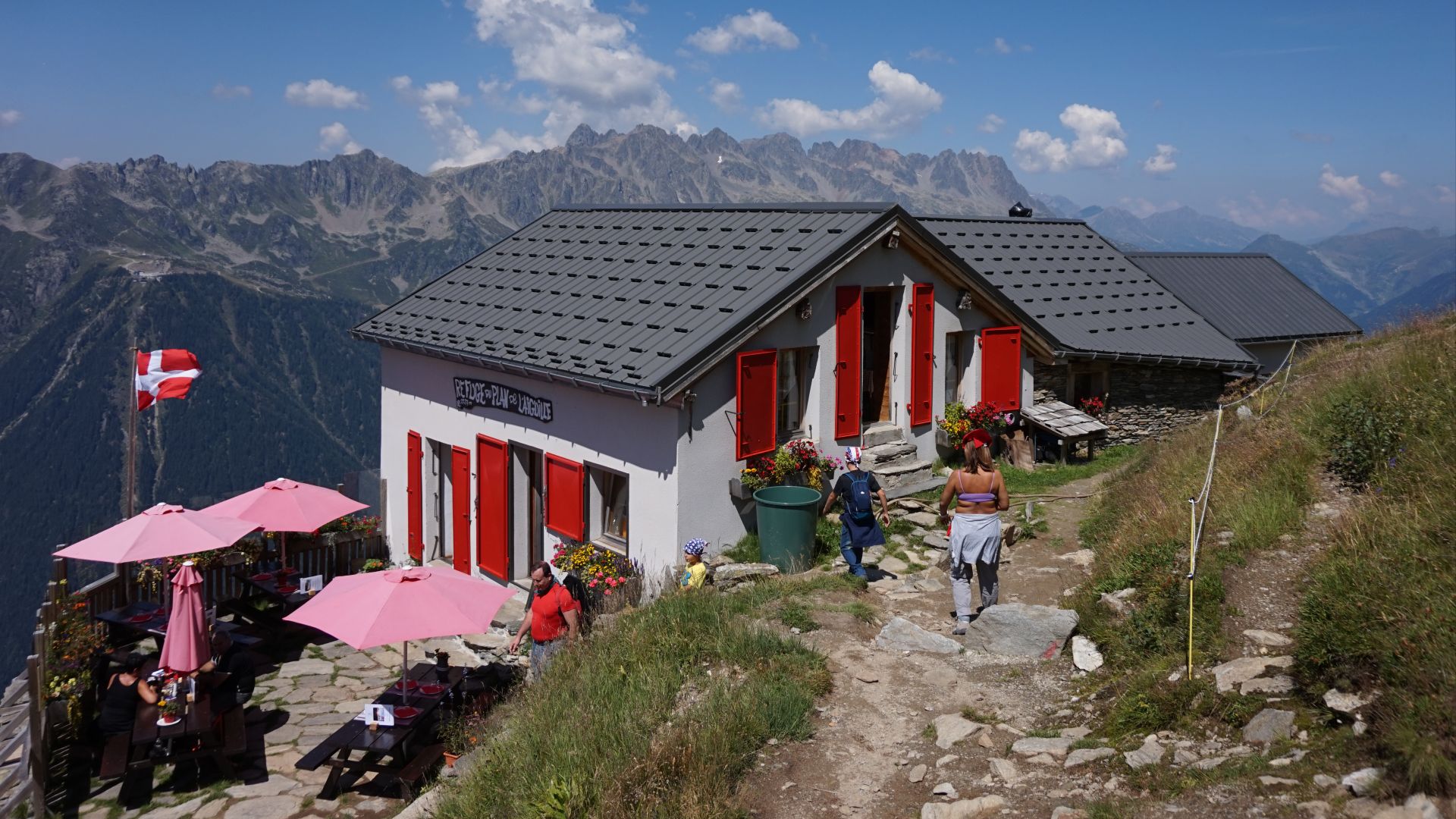 File:Refuge du Plan de l'Aiguille.jpg