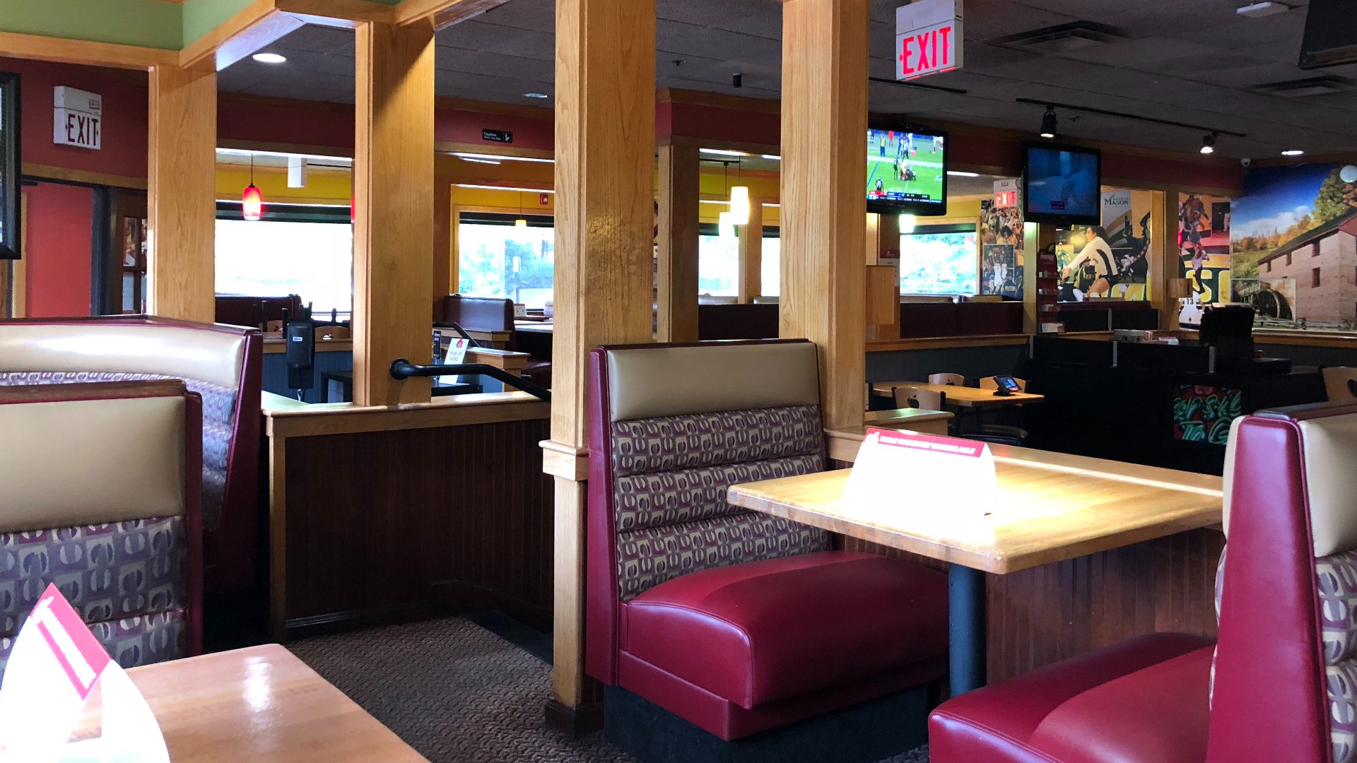 File:2020-06-28 19 37 07 Interior of the Applebee's in Fair Lakes, Fairfax County, Virginia.jpg