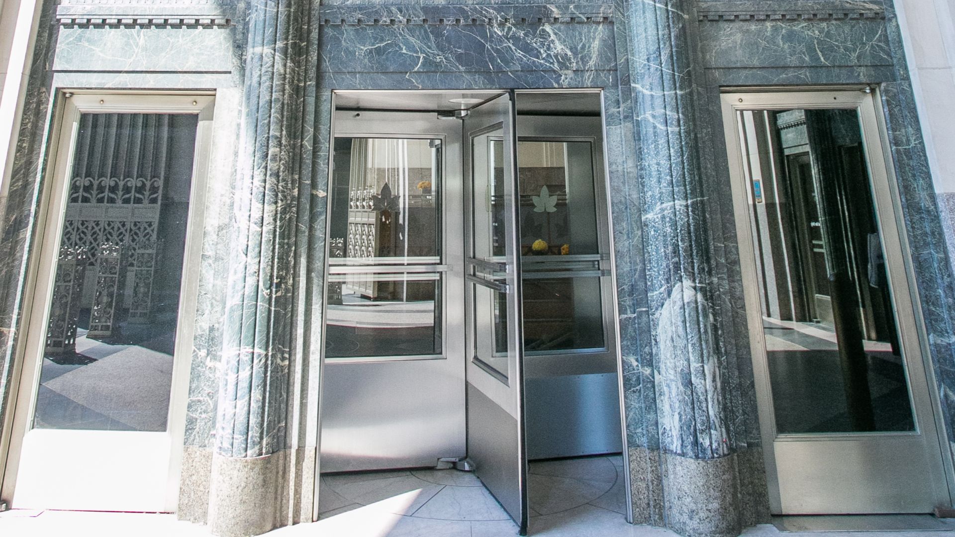 File:Portrait Shot of Eleven Madison Park (9284511683).jpg