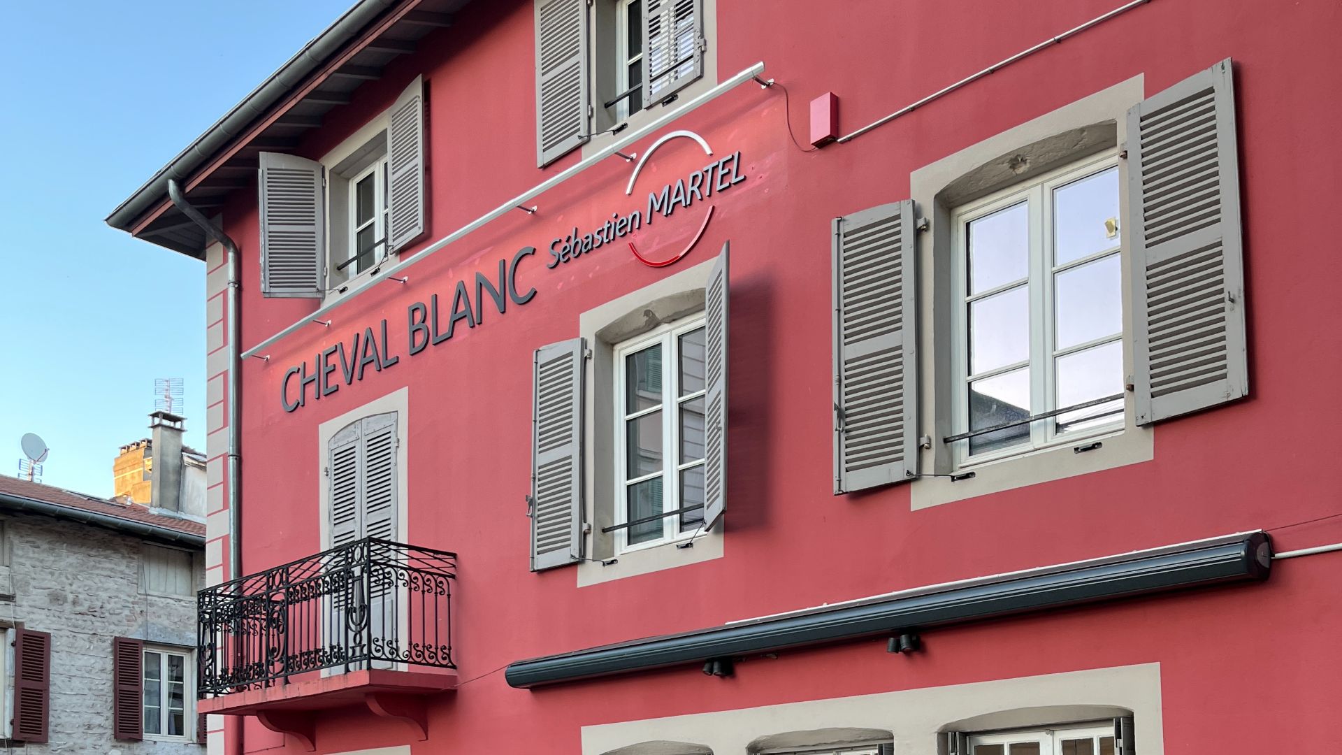 File:Restaurant Le Cheval Blanc à Montluel en avril 2022.JPG