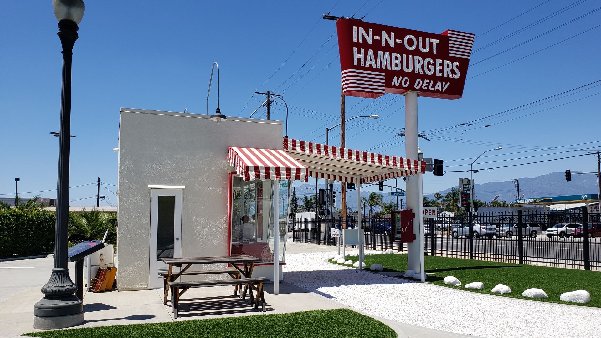 File:In-n-Out Burger Store 1 original replica.jpg