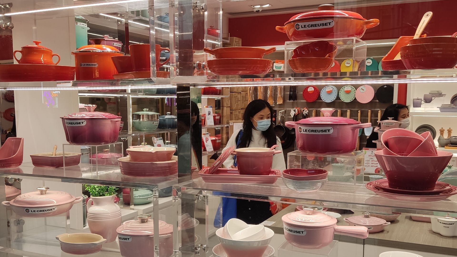 File:HK CWB 銅鑼灣 Causeway Bay 東角道 East Point Road shop Le Creuset Store January 2022 Px3 02.jpg