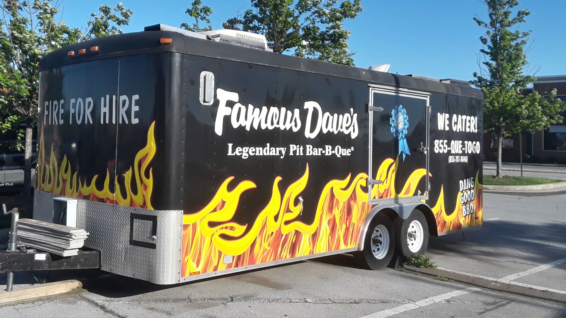 File:Catering trailer for Famous Dave's.jpg