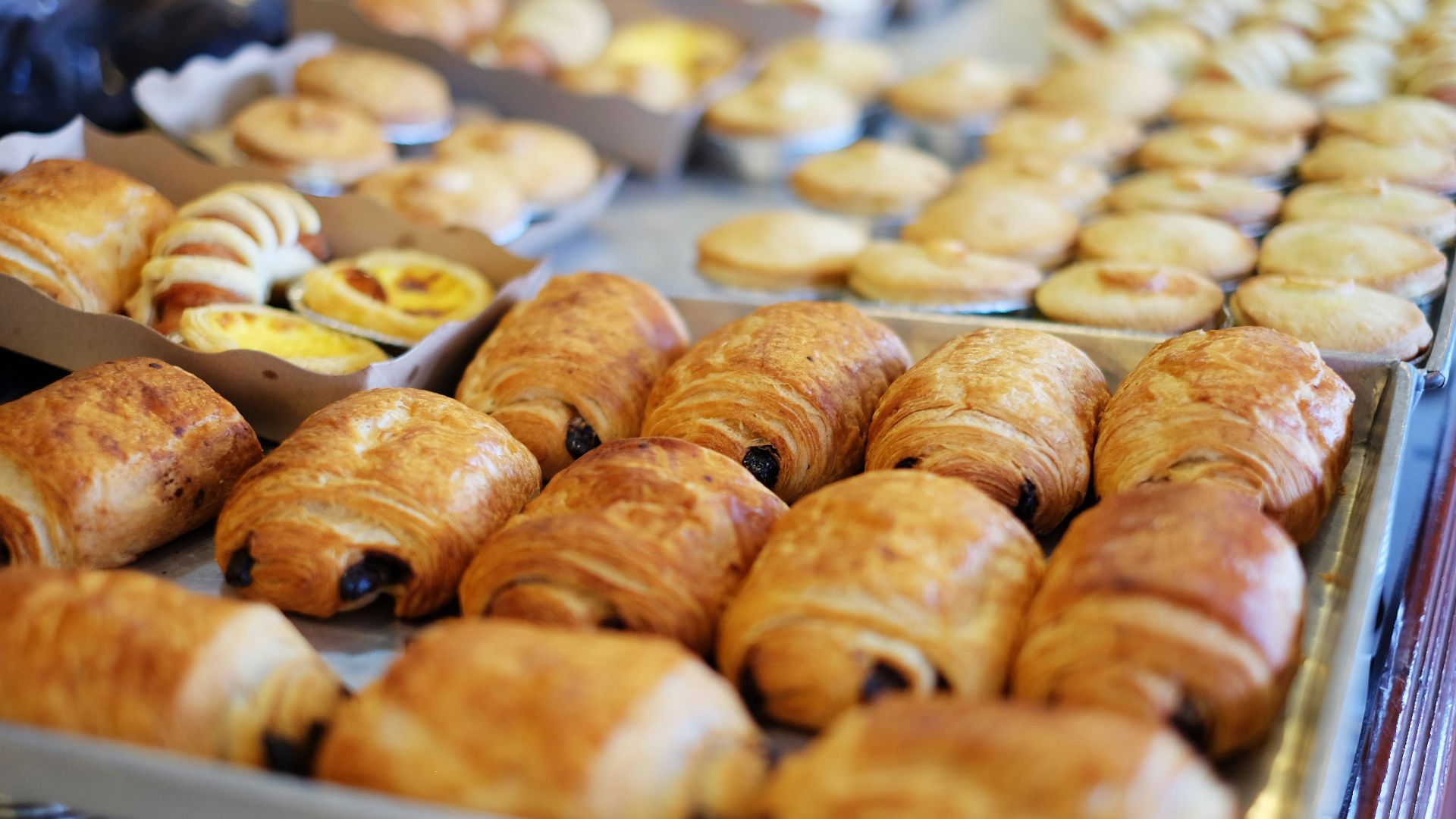 close up photography of baked treats on tray