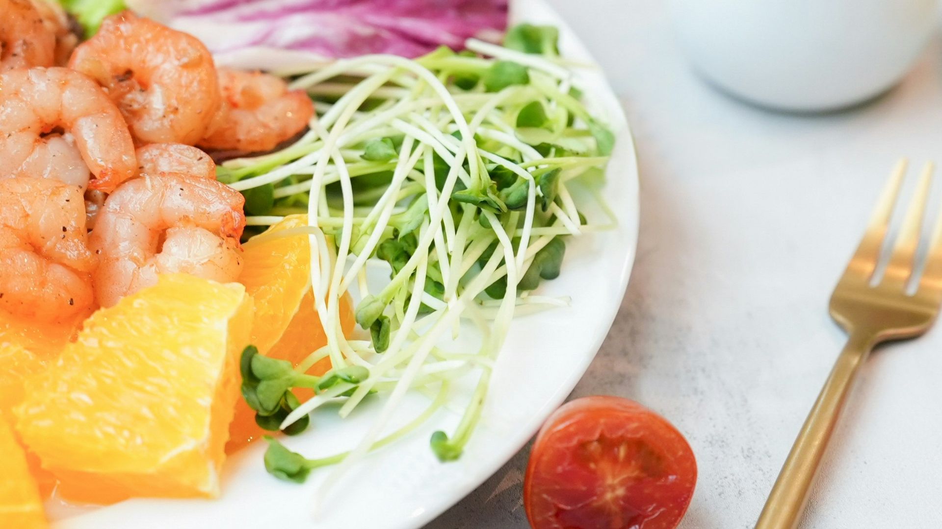 Shrimp salad with tomatoes and orange.
