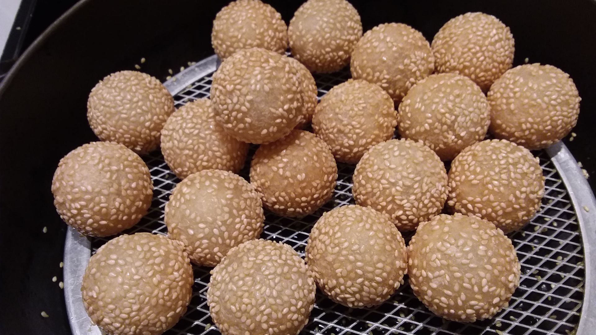 File:HK 旺角 Mong kok 朗豪坊 Langham Place 香港康得思酒店 Cordis Hotel buffet food November 2018 SSG sesame balls.jpg