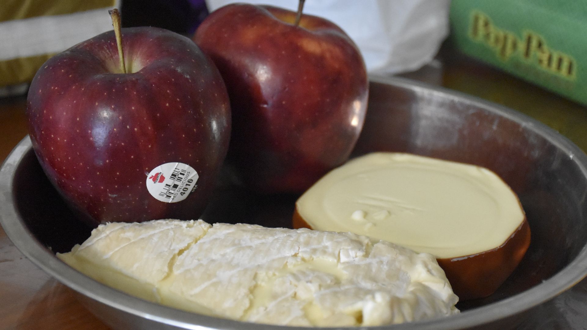 File:My first cheese plate with American apples at home.jpg
