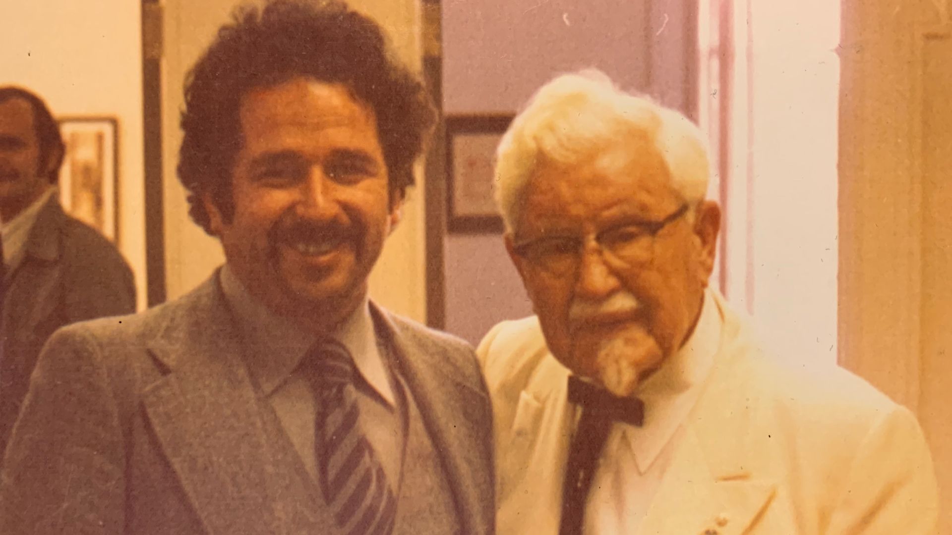 File:Manfred Katz together with Colonel Harland David Sanders (founder of KFC).jpg