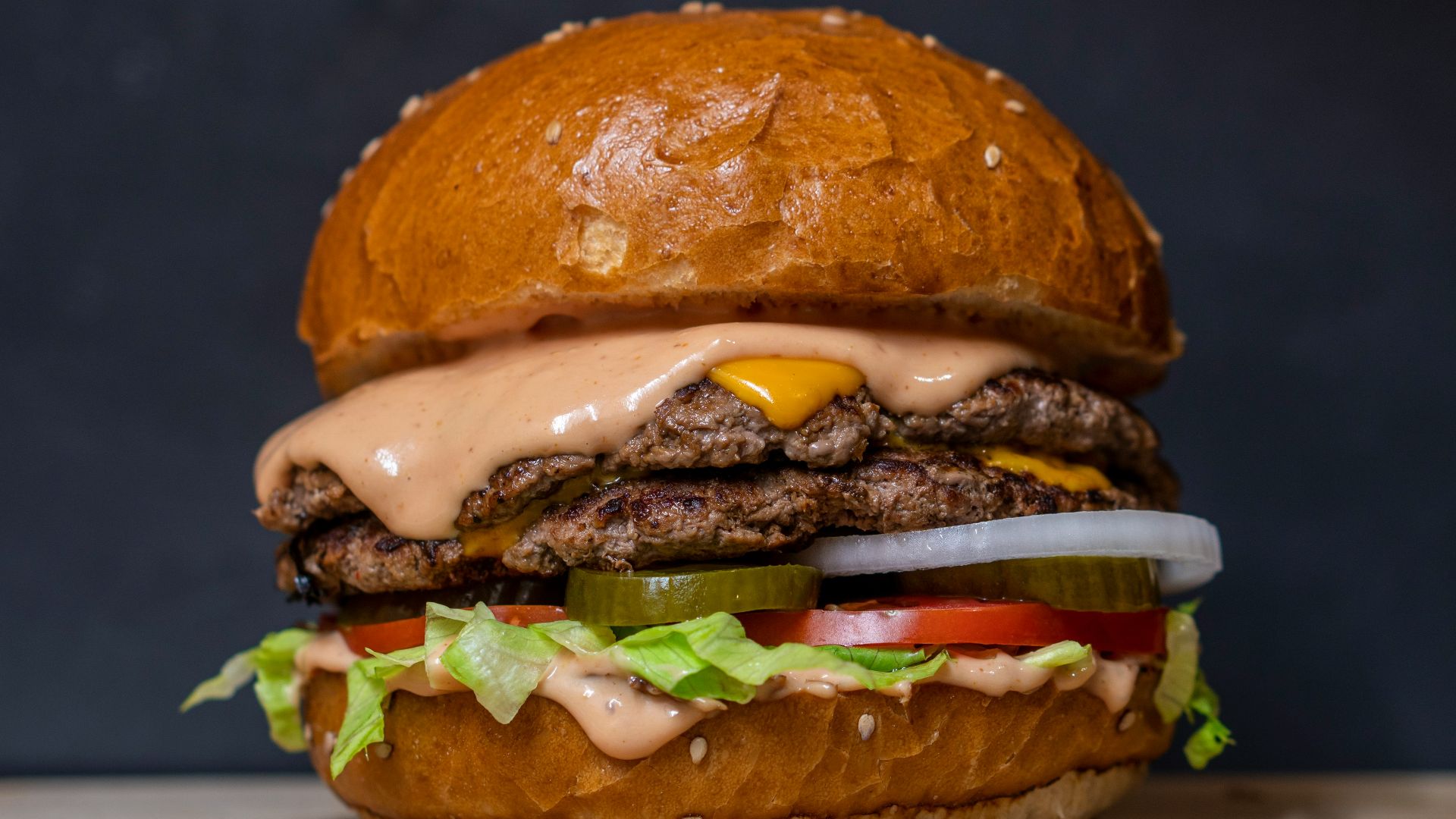 burger with lettuce and tomatoes