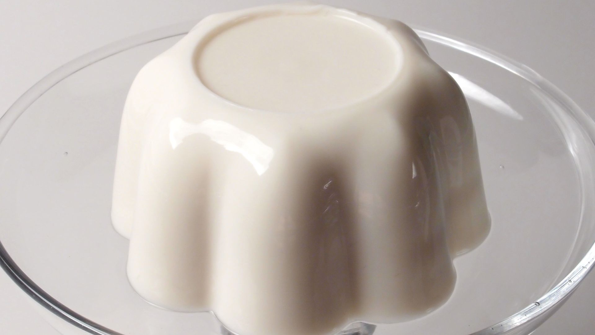 File:Blanc-manger on glass platter.jpg