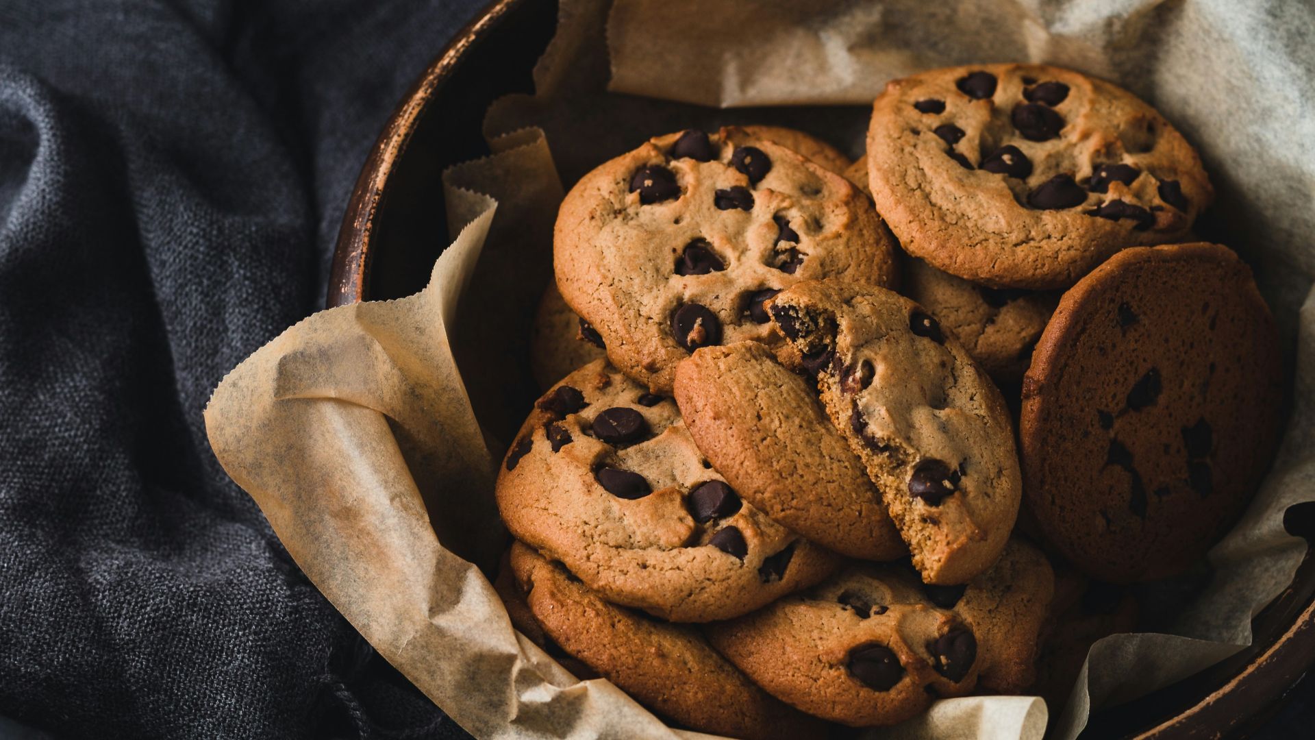 brown cookies on round brown bowl