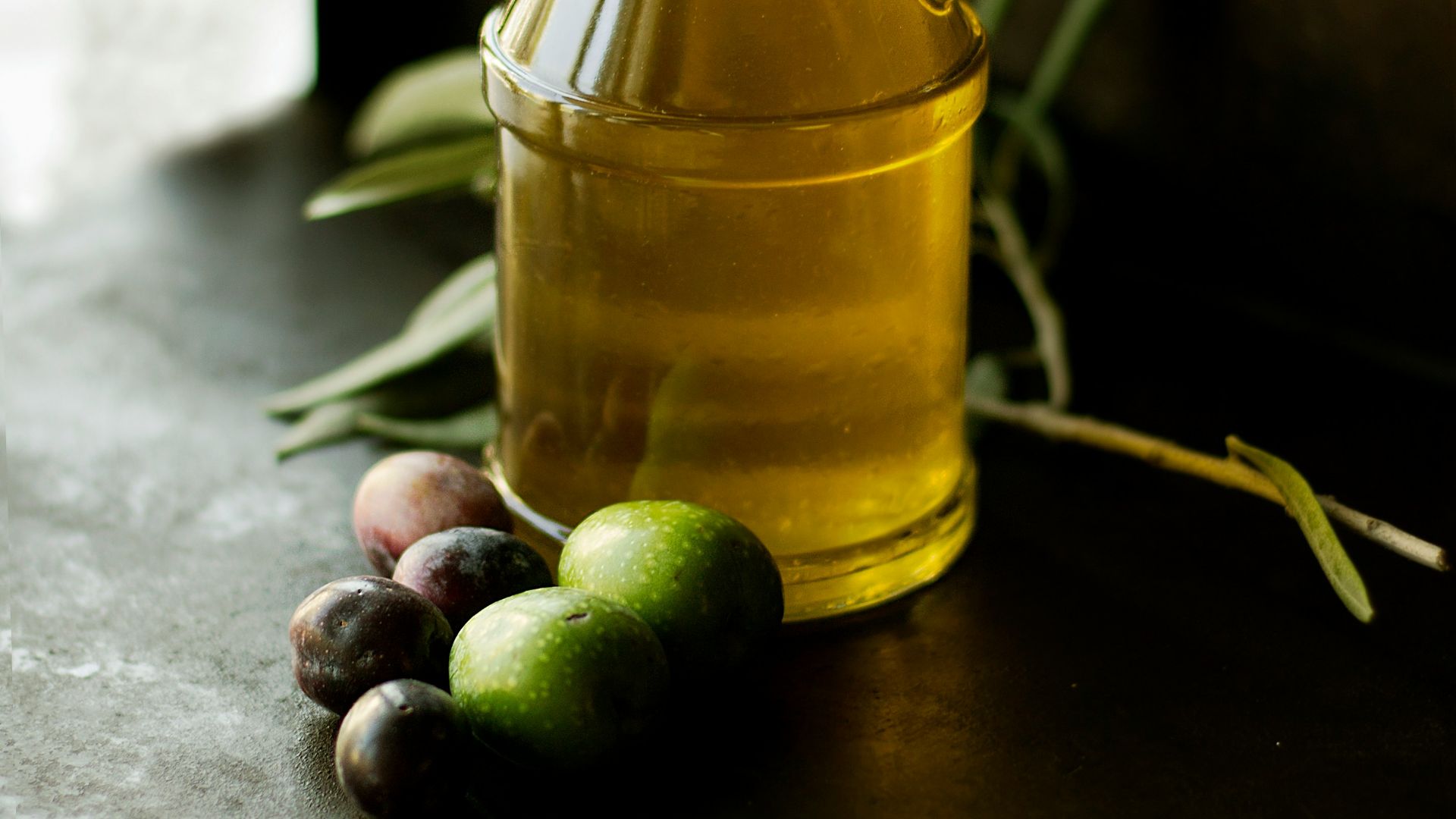 clear glass cruet bottle