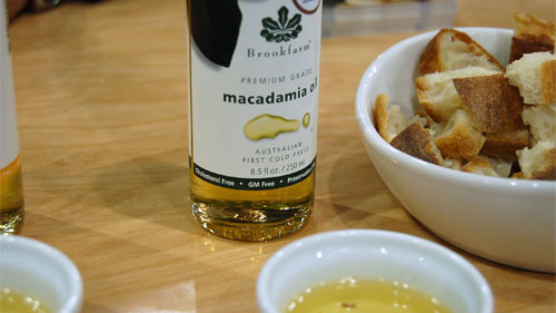 File:Macadamiaoil.jpg