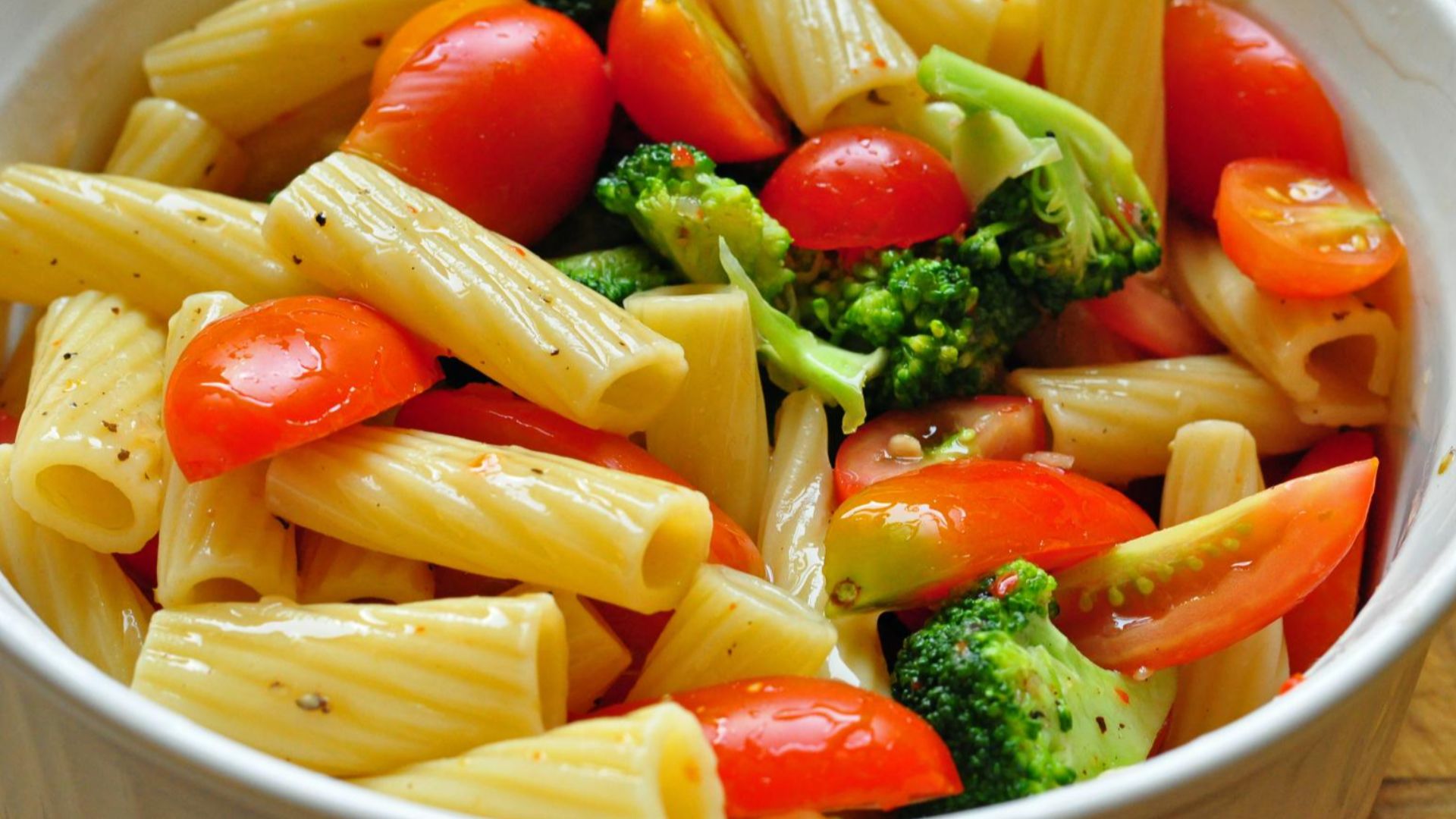 File:Mmm... pretty summer salad (6005733739).jpg