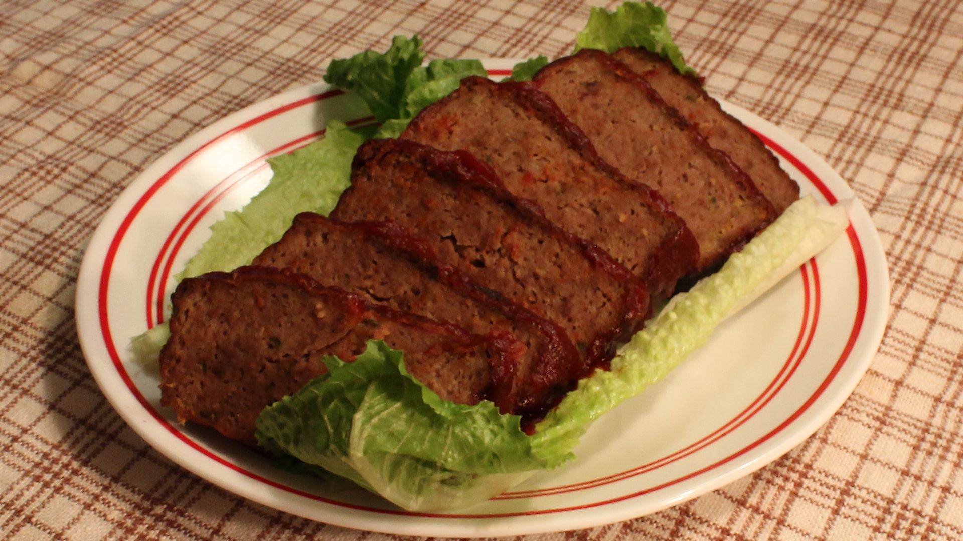 File:Festivus Meatloaf on a bed of lettuce.JPG