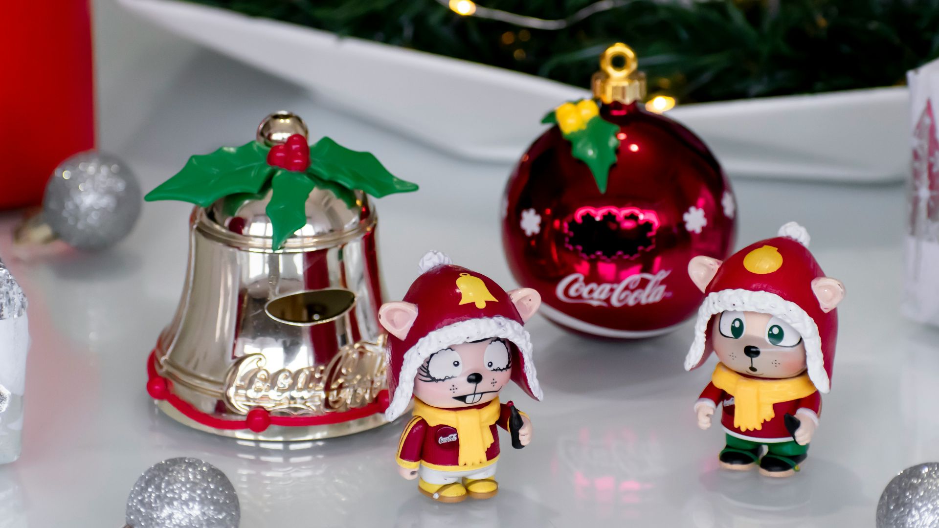 red and white santa claus figurine