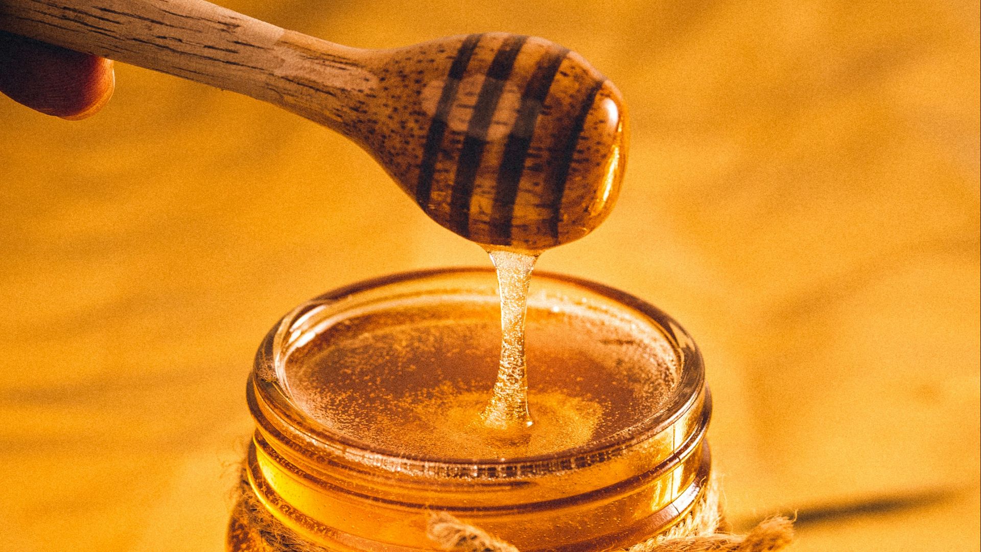 clear glass jar with brown liquid