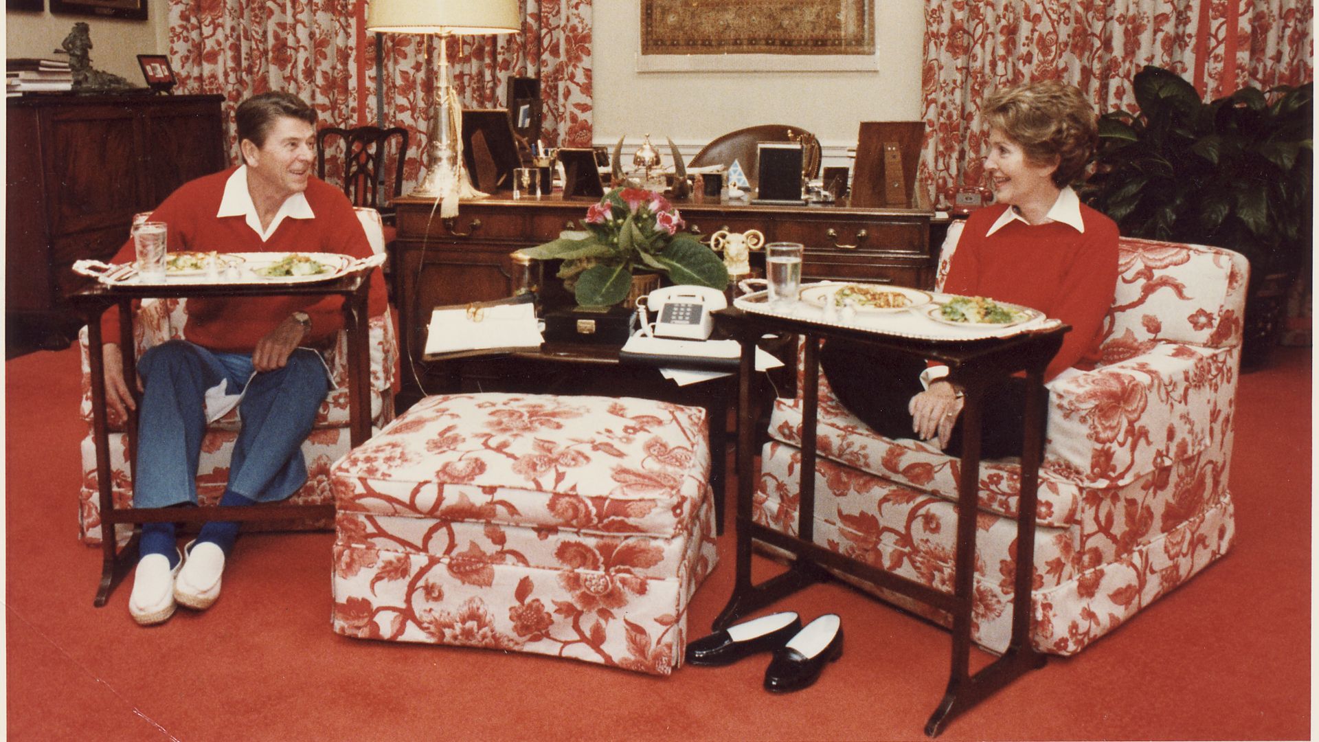 File:Photograph of The Reagans eating on TV trays in the White House residence - NARA - 198525.jpg