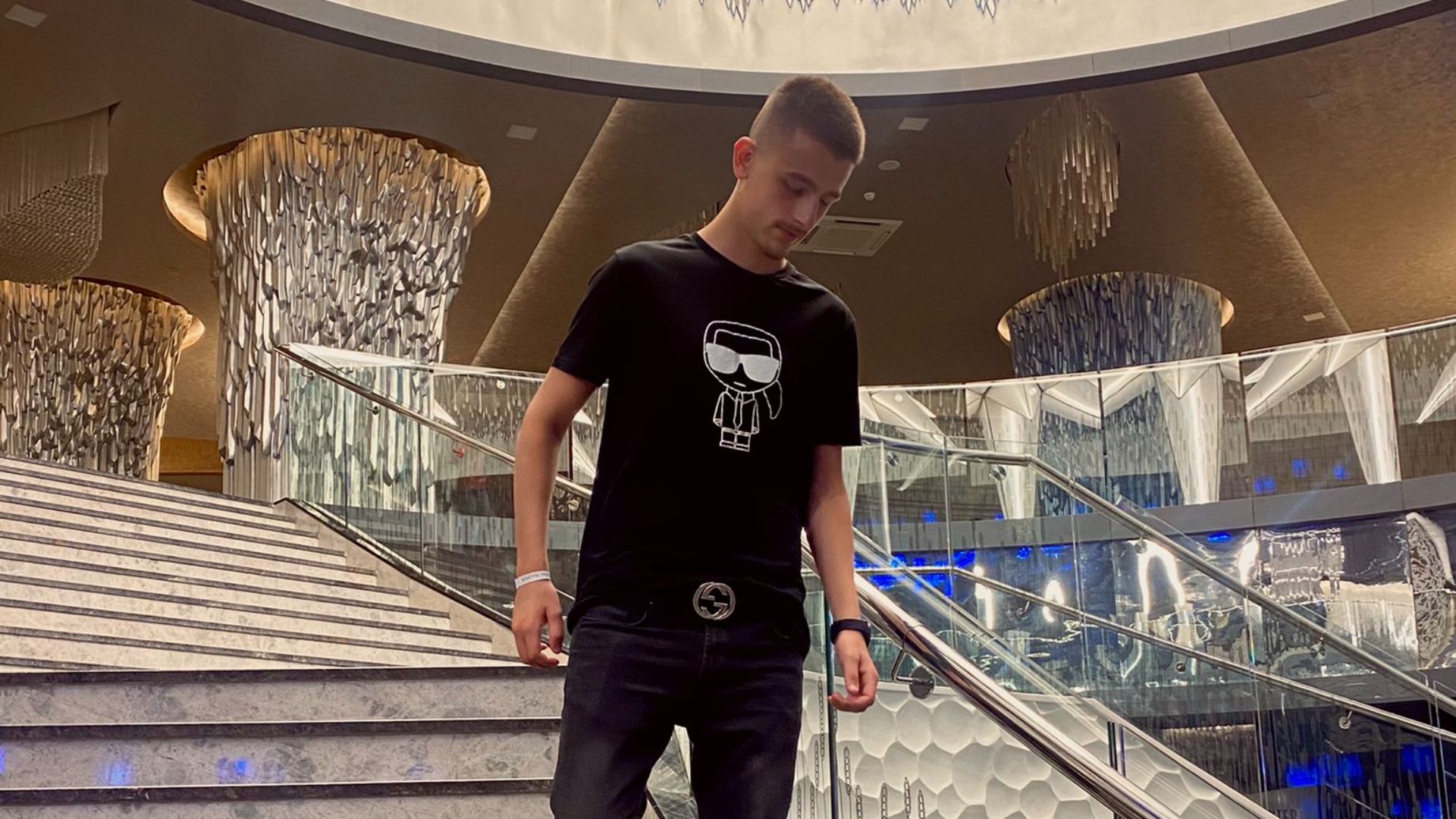 File:Ermal Spahiu në restorant.jpg