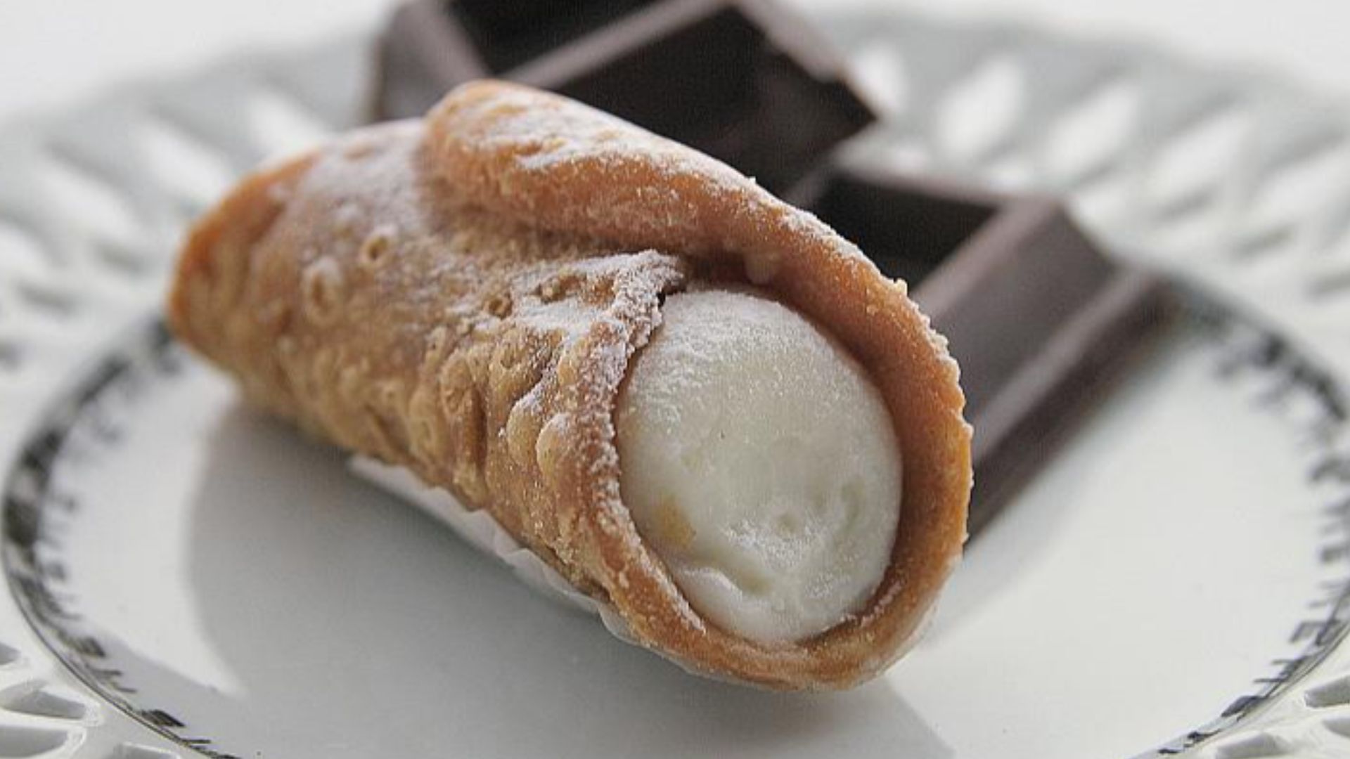 File:Cannolo siciliano with chocolate squares.jpg