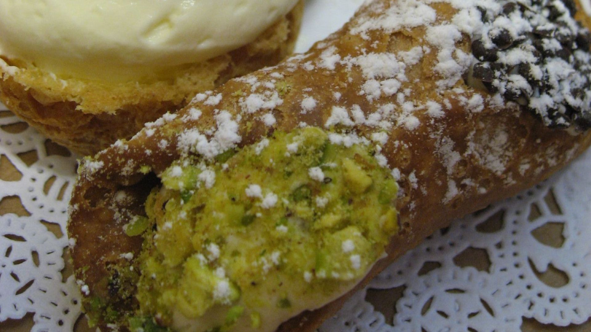 File:Sheldan's Bakery pistachio cannolo.jpg