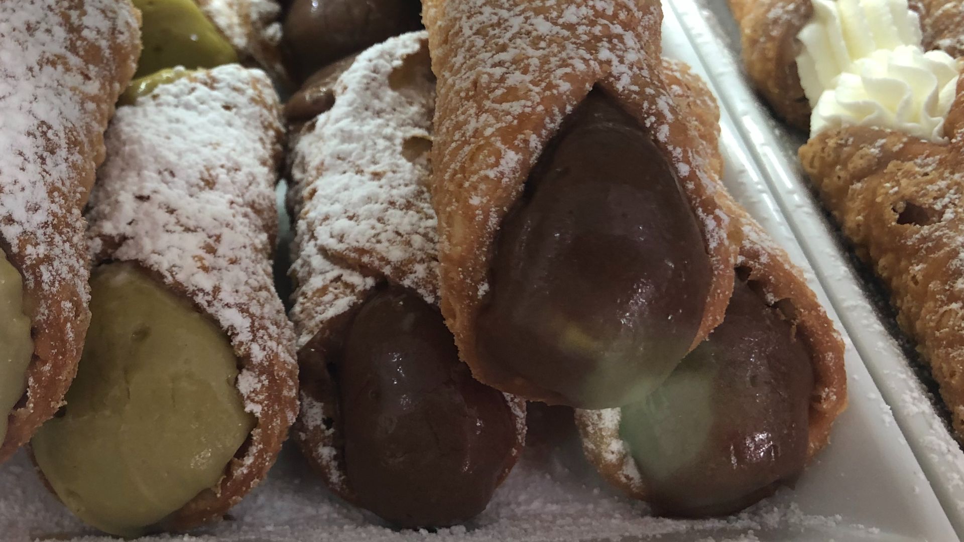 File:Cannoli tipo mignon con ripieno 05.jpg