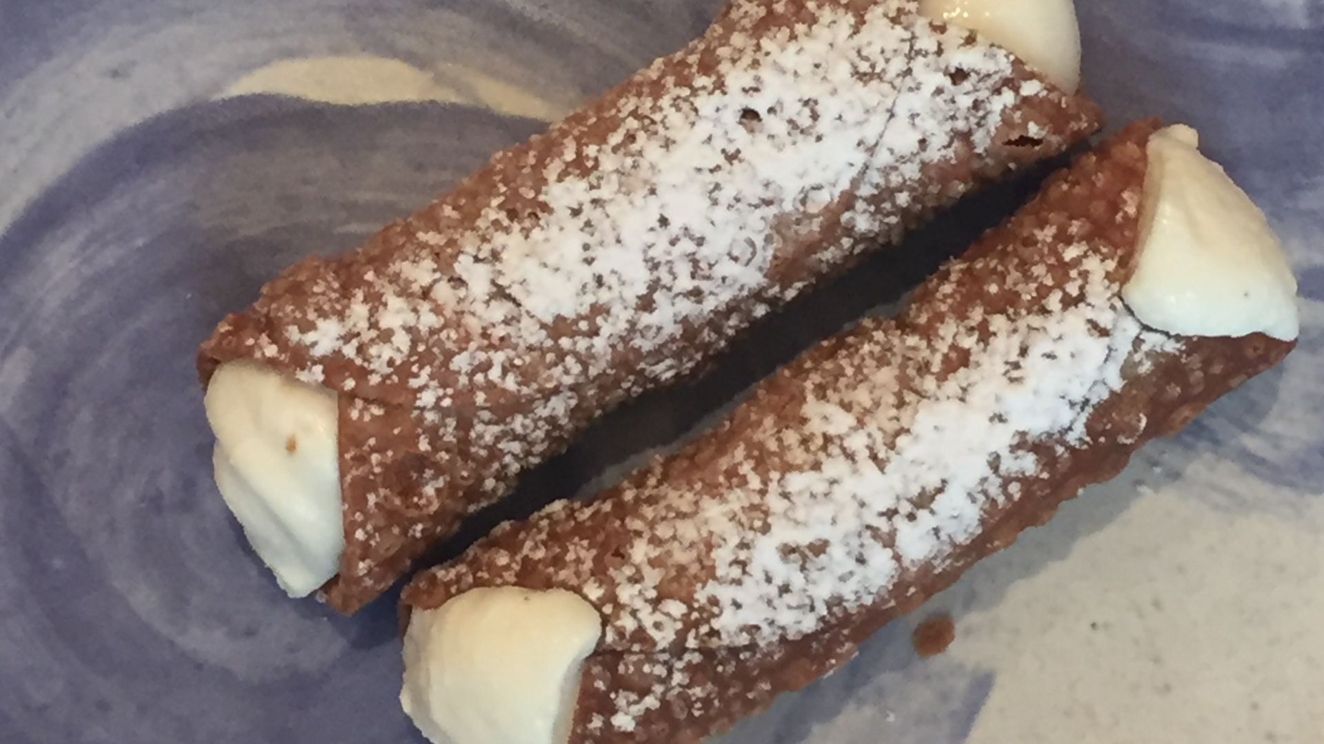 File:Cannoli (42018960380).jpg