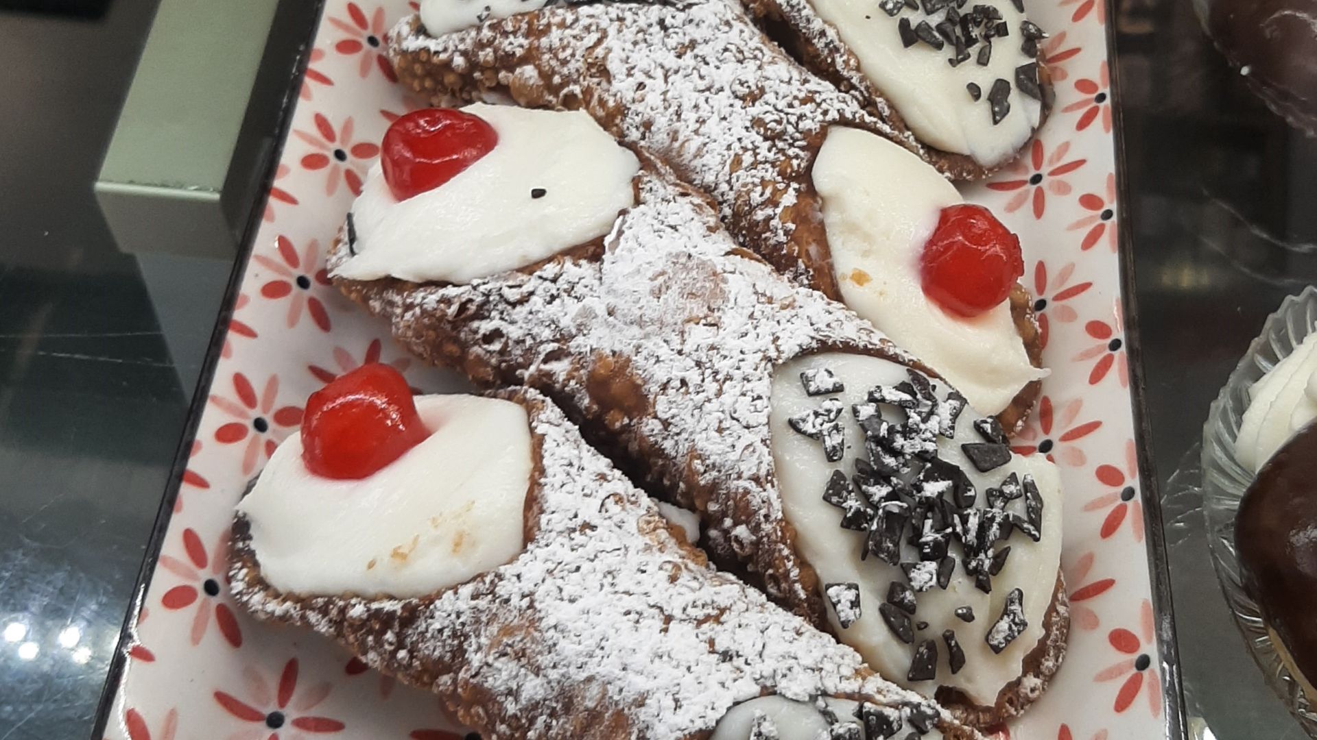File:Cannoli siciliani al Caffè Impero, ad Alcamo.jpg