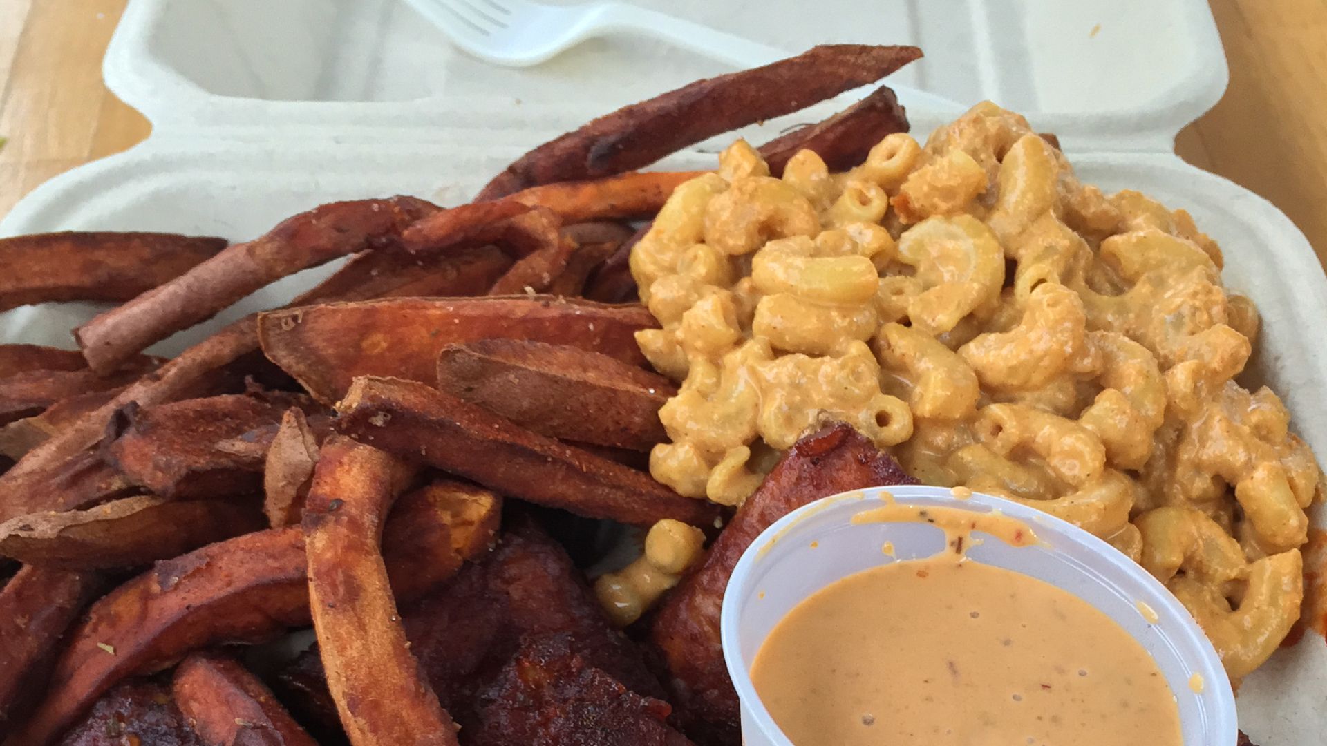 File:Homegrown Smoker Vegan BBQ at Mississippi Marketplace, Portland, Oregon (23666386329).jpg