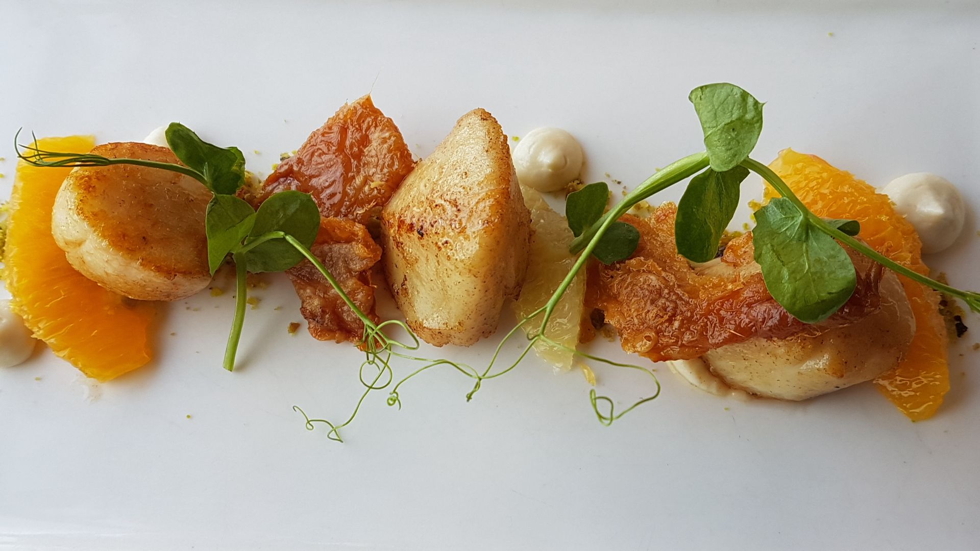 File:Dinner at the Greenbank Hotel, Falmouth - Pan seared scallops, pistachio praline, cauliflower puree, pink grapefruit, sea salt with crispy chicken skin (42643627772).jpg
