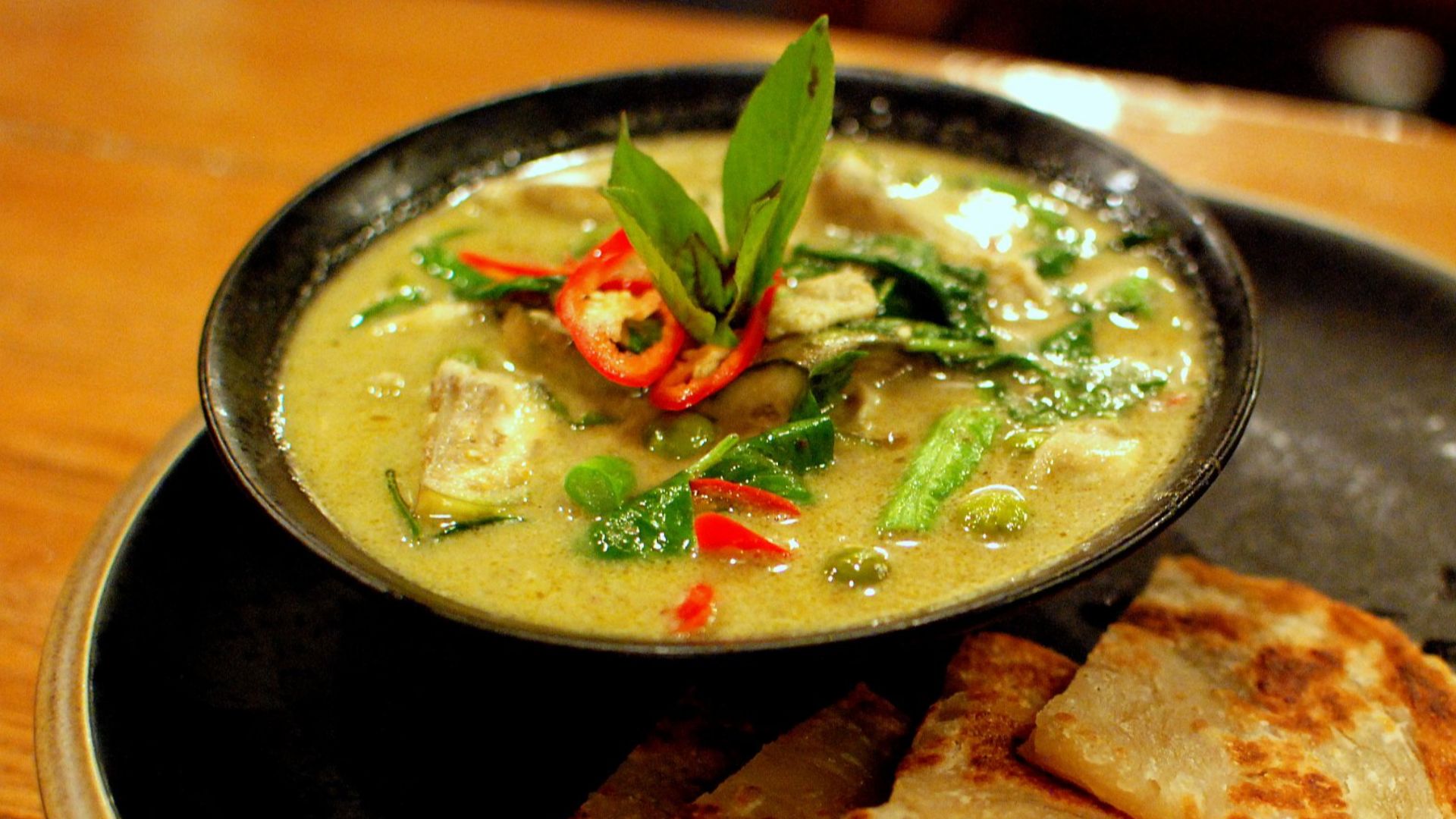 File:Thai green chicken curry and roti.jpg