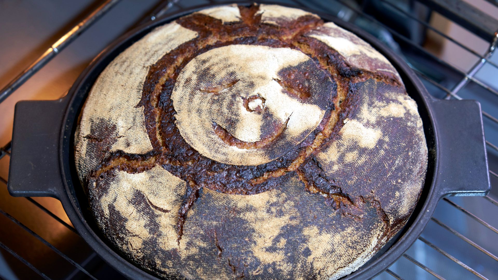 File:6311 sourdough bread in dutch oven.jpg