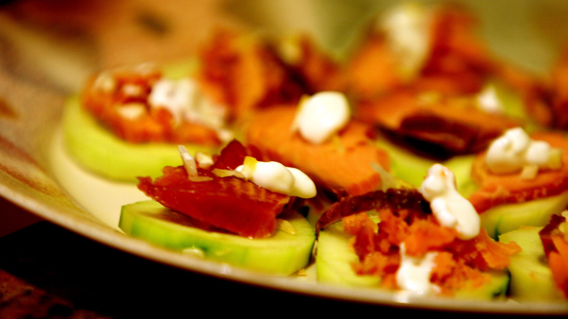 File:Smoked salmon with sour cream on cucumber.jpg