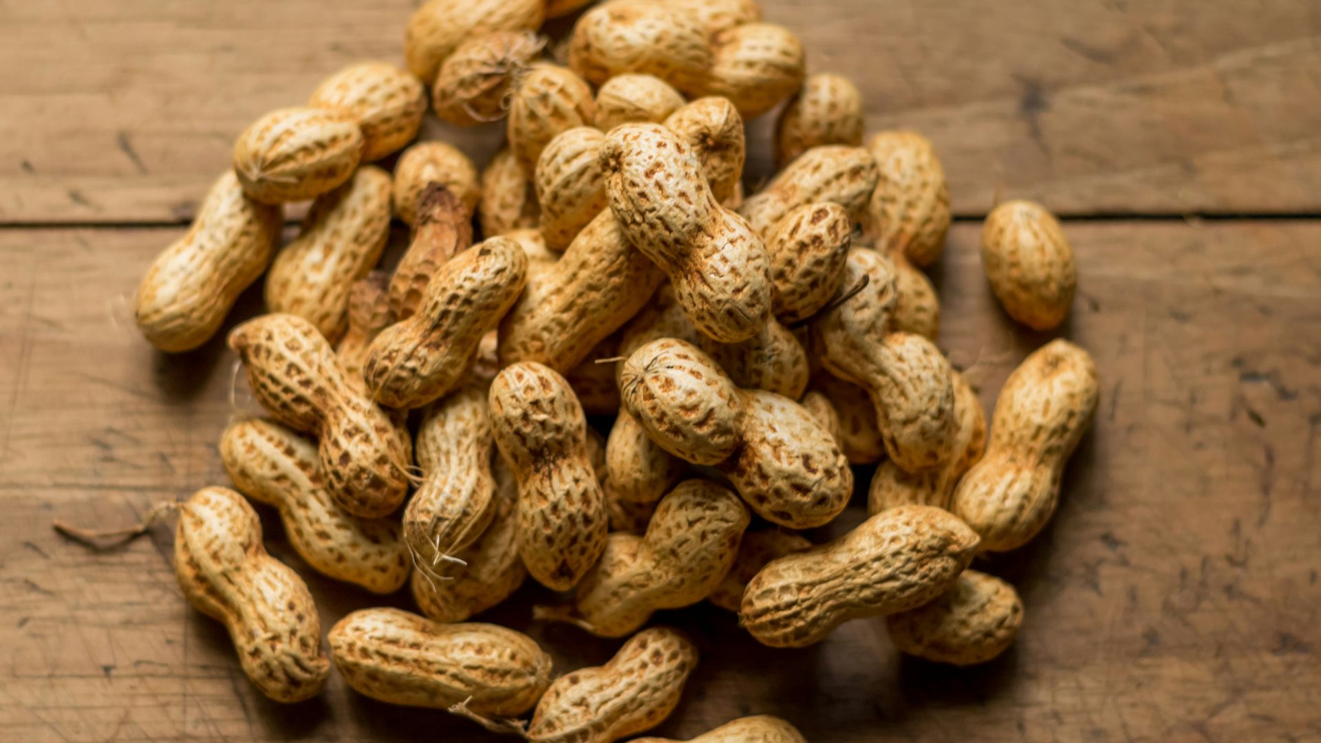 bunch of brown peanuts