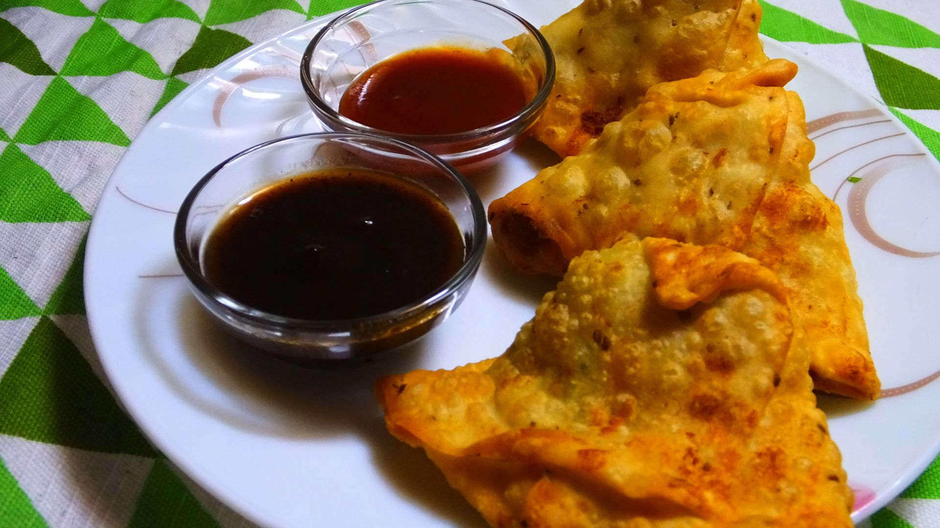 File:Samosa with tamarind chutney and tomato sauce.jpg