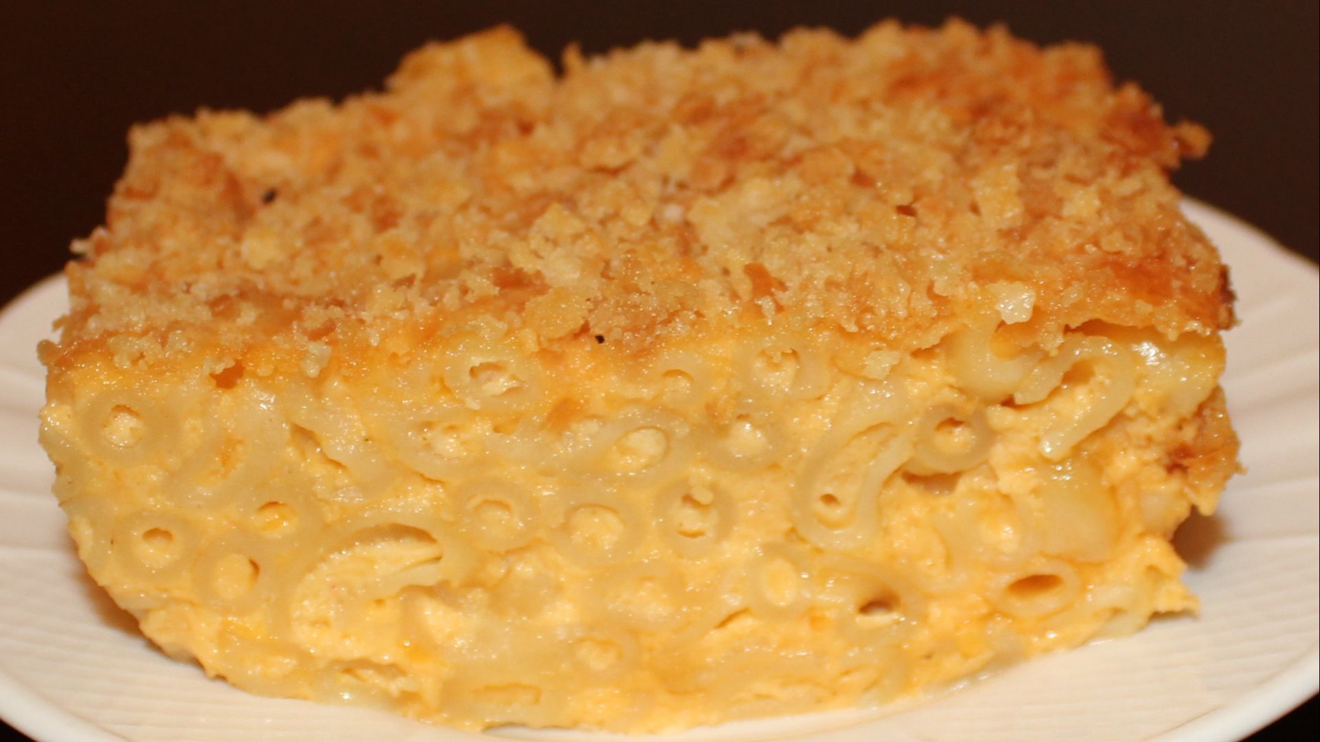 File:Baked macaroni and cheese close-up.jpg