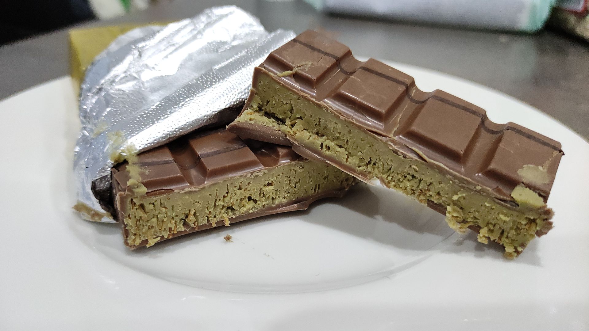 File:Dubai chocolate on a plate 02.jpg