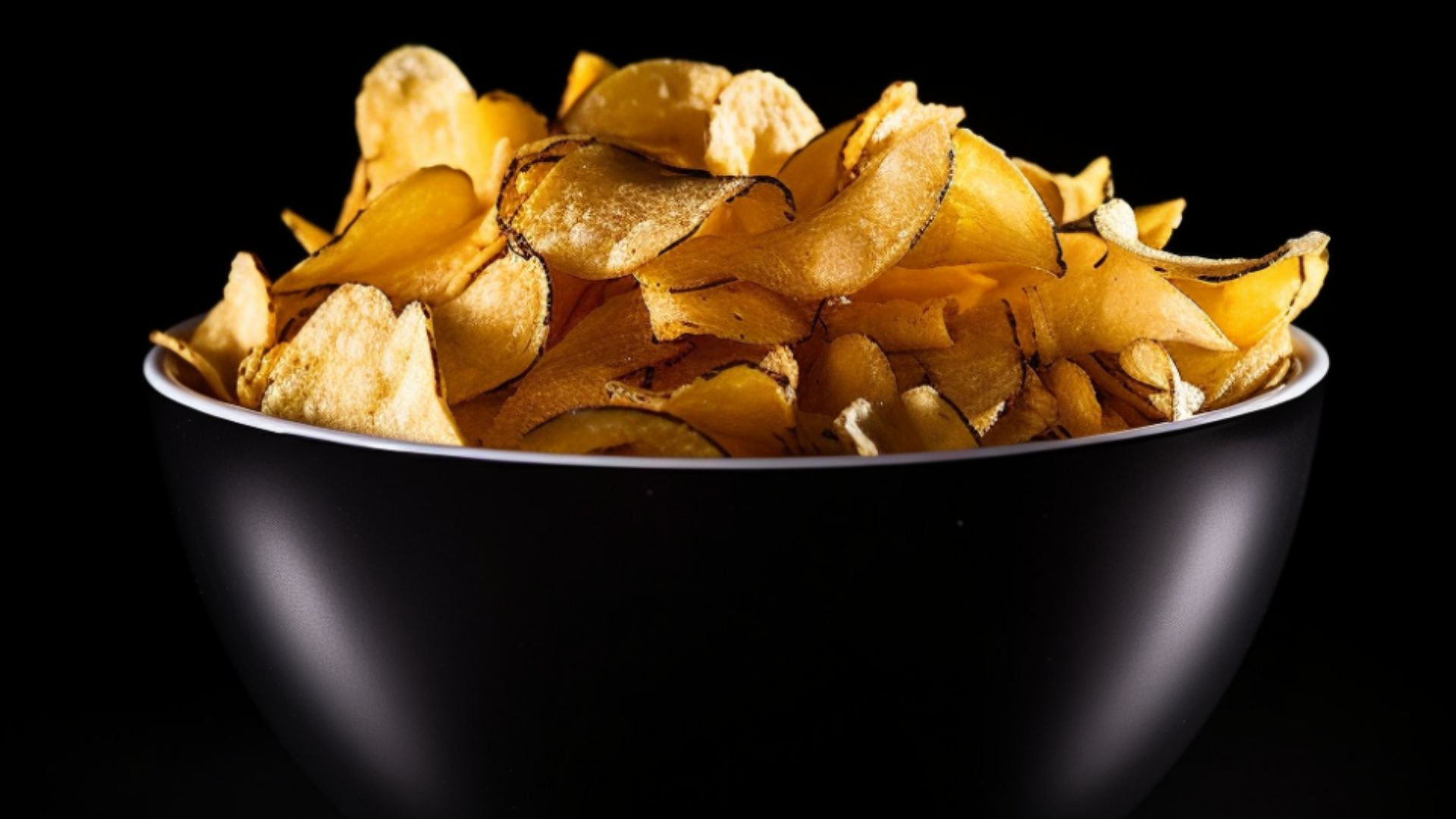 File:Potato chips in black background.png